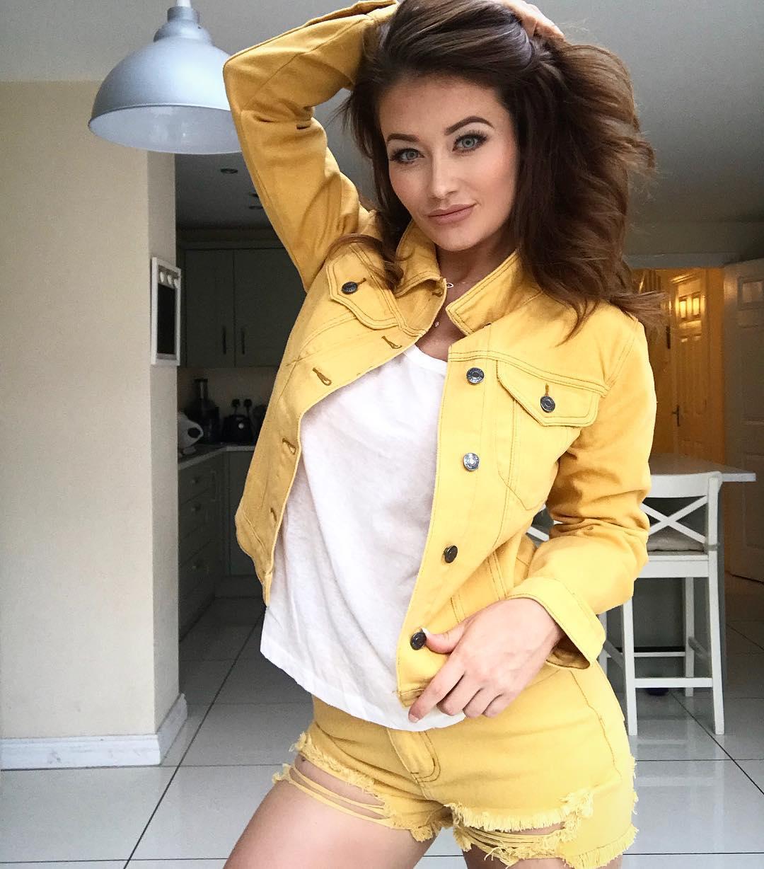 Jess Impiazzi- 辣模戏水泳装难遮酥胸