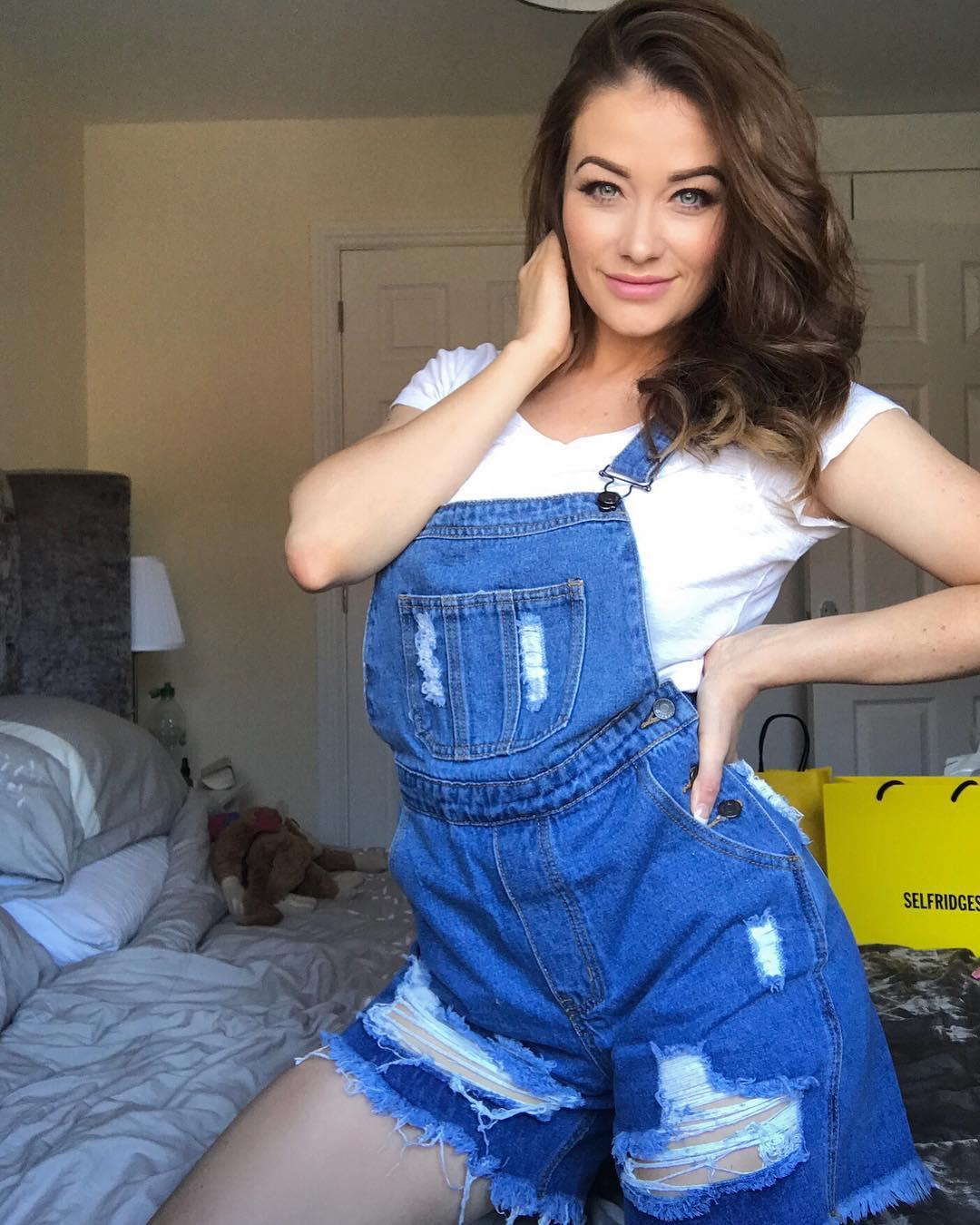 Jess Impiazzi- 辣模戏水泳装难遮酥胸