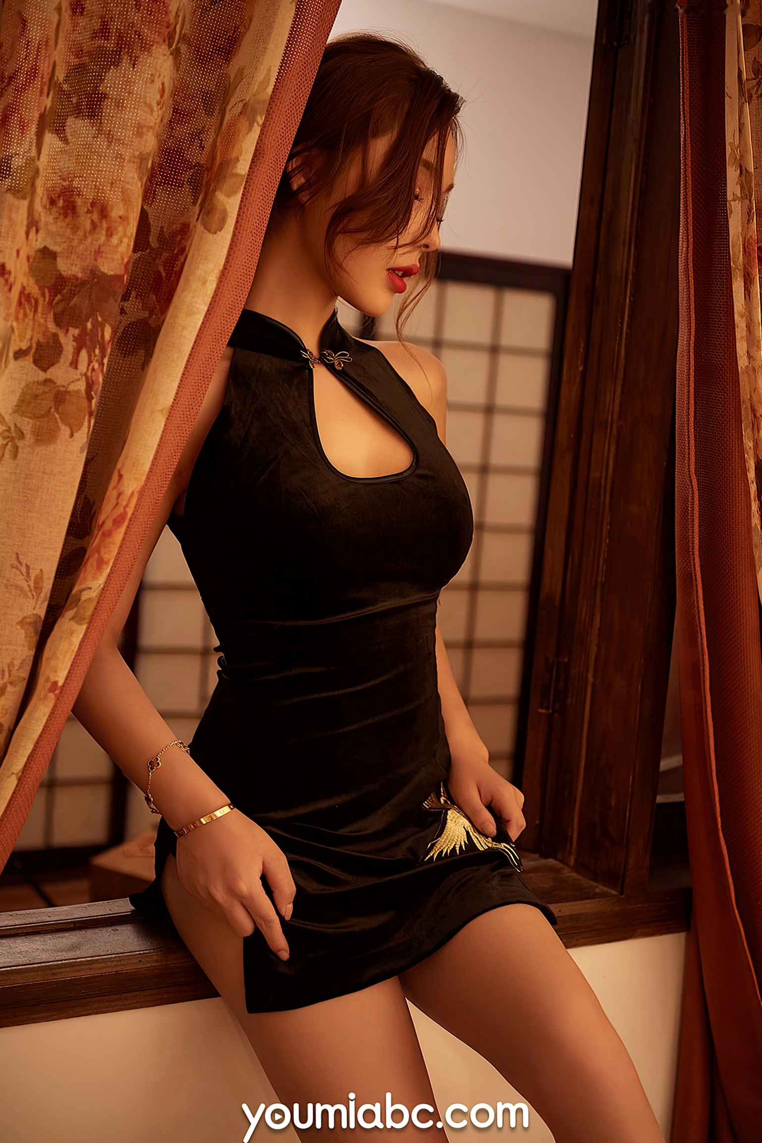 Gallery - YouMi尤蜜-2020.12.06-陈圆圆-《惊艳时代の记忆》黑色旗袍诱惑，复古私房写真，极致曼妙曲线与性感美腿展示尤蜜荟 - Chiness Model 性感旗袍私房照诱惑美腿 陈圆圆女神私房照_秀色女神 - image 21
