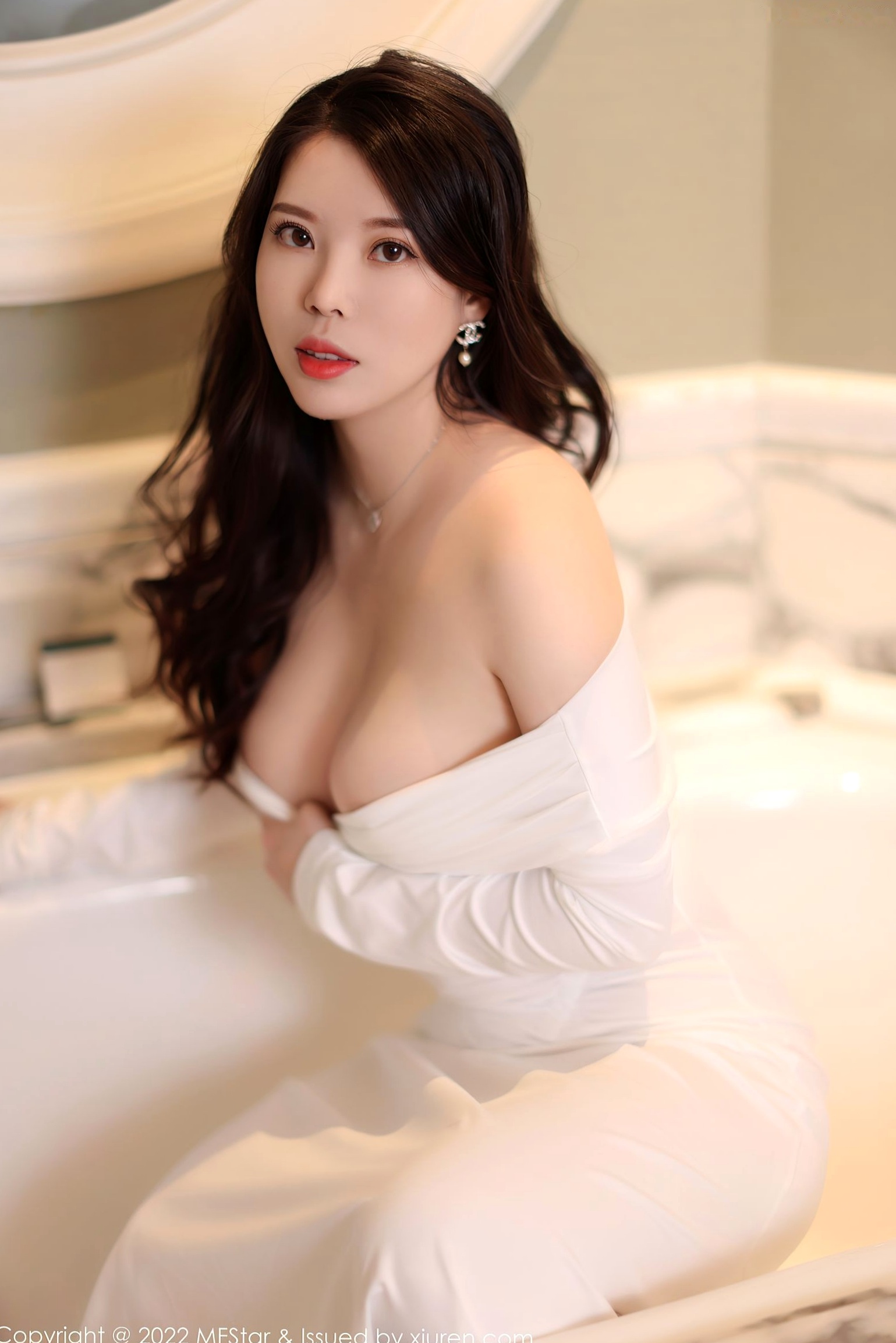 Gallery - MFStar模范学院：白茹雪酒店私房写真，纯白紧身长裙展现迷人曲线与丝滑肌肤，性感浴室内释放无限诱惑模范学院性感浴室私房照丝袜女神 白茹雪女神私房照_秀色女神 - image 12