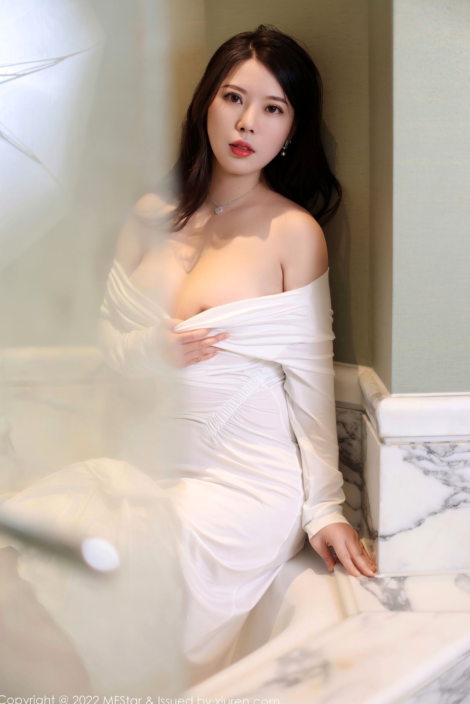 Gallery - MFStar模范学院：白茹雪酒店私房写真，纯白紧身长裙展现迷人曲线与丝滑肌肤，性感浴室内释放无限诱惑模范学院性感浴室私房照丝袜女神 白茹雪女神私房照_秀色女神 - image 17
