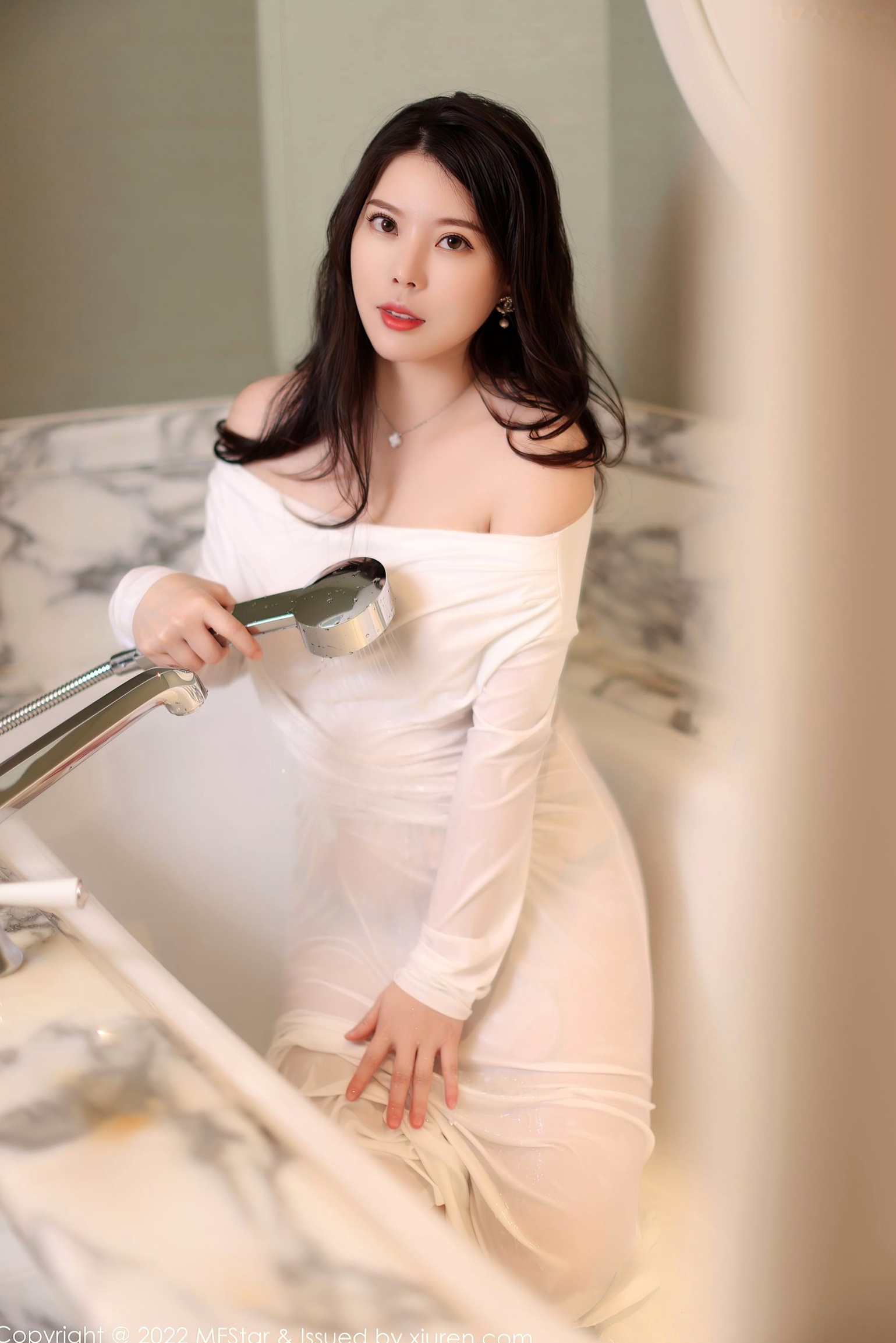 Gallery - MFStar模范学院：白茹雪酒店私房写真，纯白紧身长裙展现迷人曲线与丝滑肌肤，性感浴室内释放无限诱惑模范学院性感浴室私房照丝袜女神 白茹雪女神私房照_秀色女神 - image 28