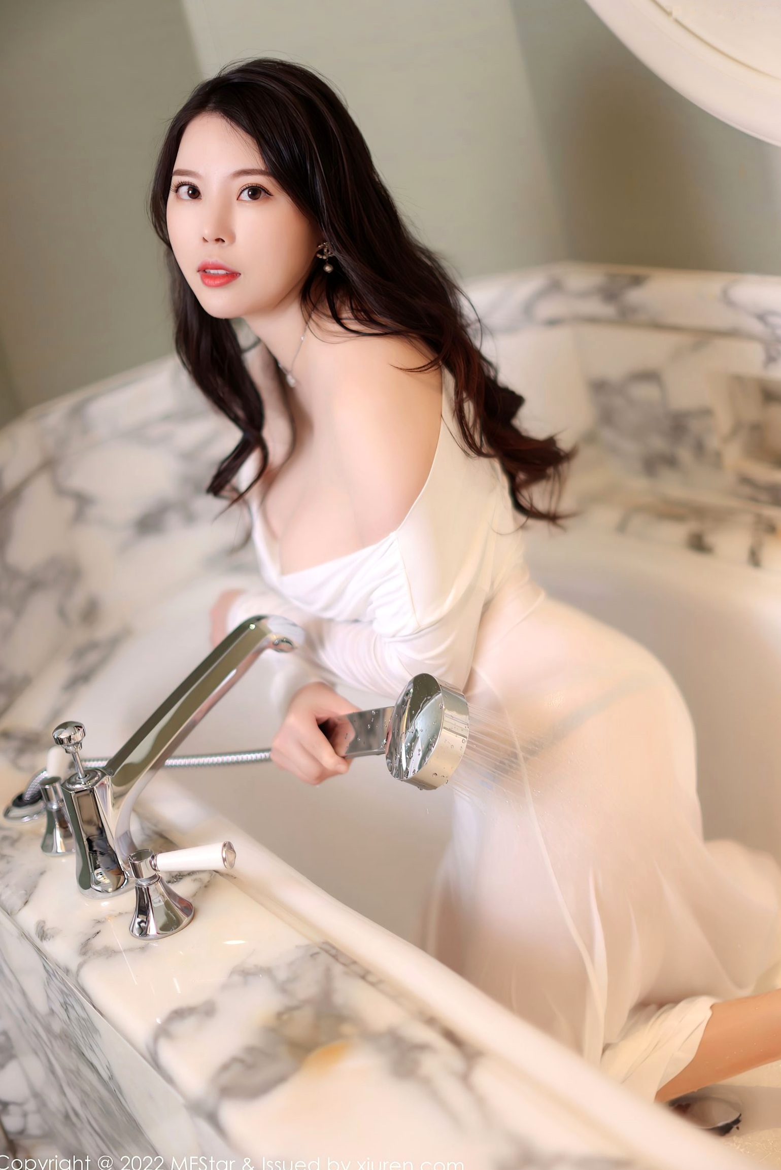 Gallery - MFStar模范学院：白茹雪酒店私房写真，纯白紧身长裙展现迷人曲线与丝滑肌肤，性感浴室内释放无限诱惑模范学院性感浴室私房照丝袜女神 白茹雪女神私房照_秀色女神 - image 30
