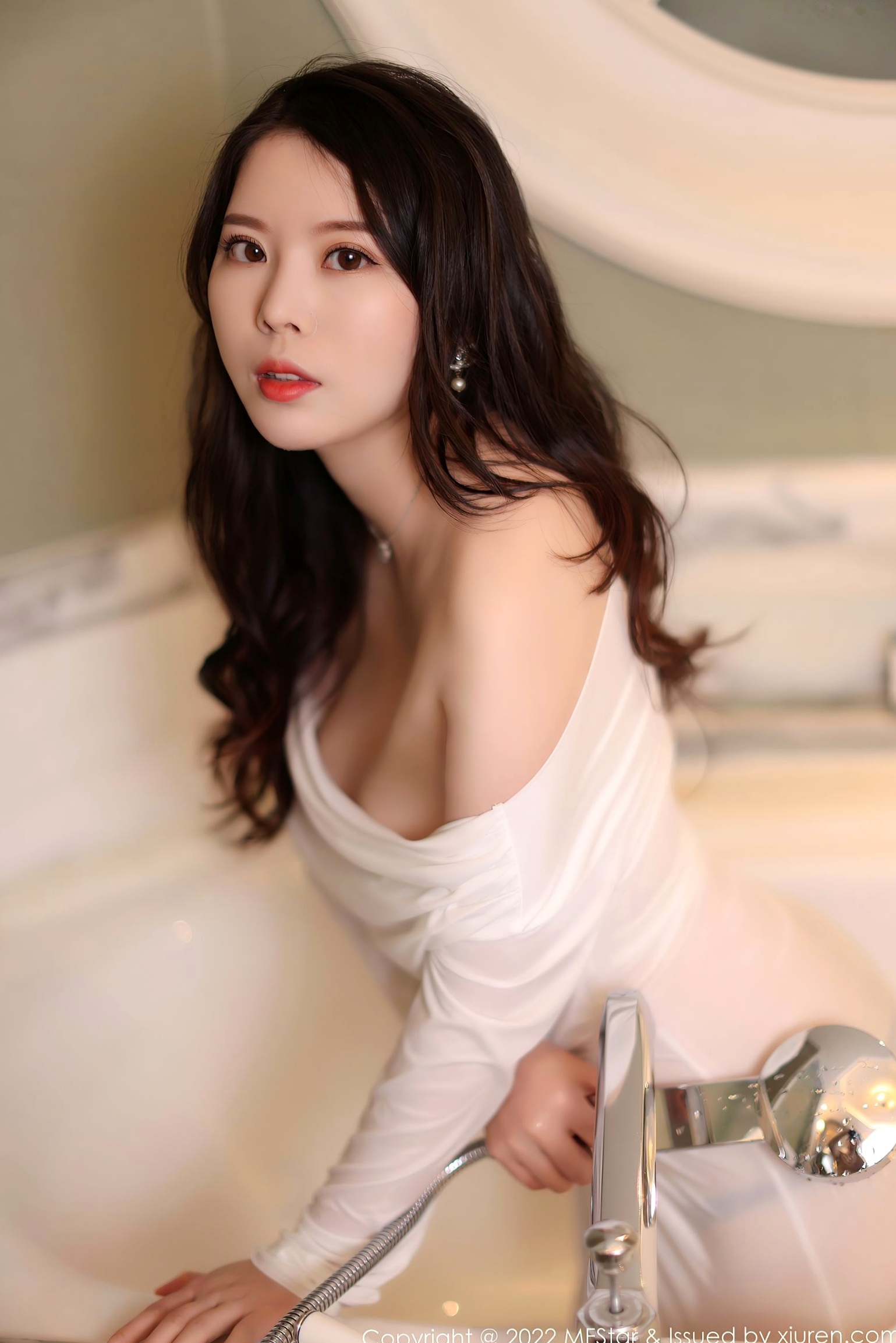 Gallery - MFStar模范学院：白茹雪酒店私房写真，纯白紧身长裙展现迷人曲线与丝滑肌肤，性感浴室内释放无限诱惑模范学院性感浴室私房照丝袜女神 白茹雪女神私房照_秀色女神 - image 33