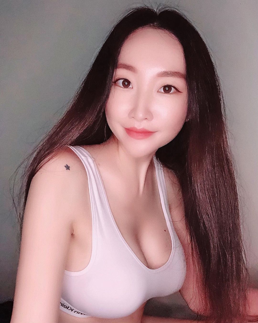 韩国正妹Nahna，泳衣被割破了