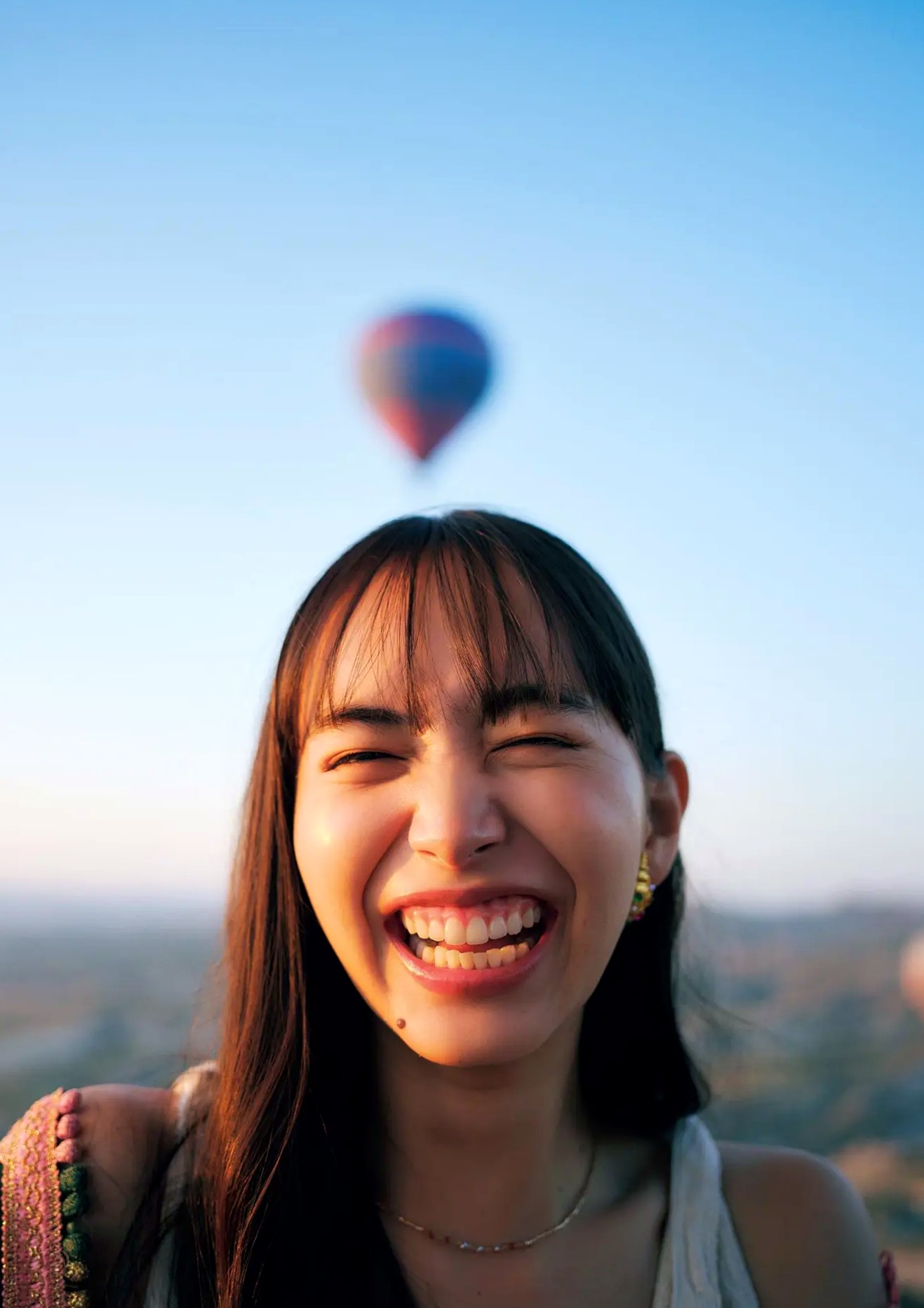 井桁弘恵《つかのま》写真：性感私房卧房与清新户外高挑美腿大片