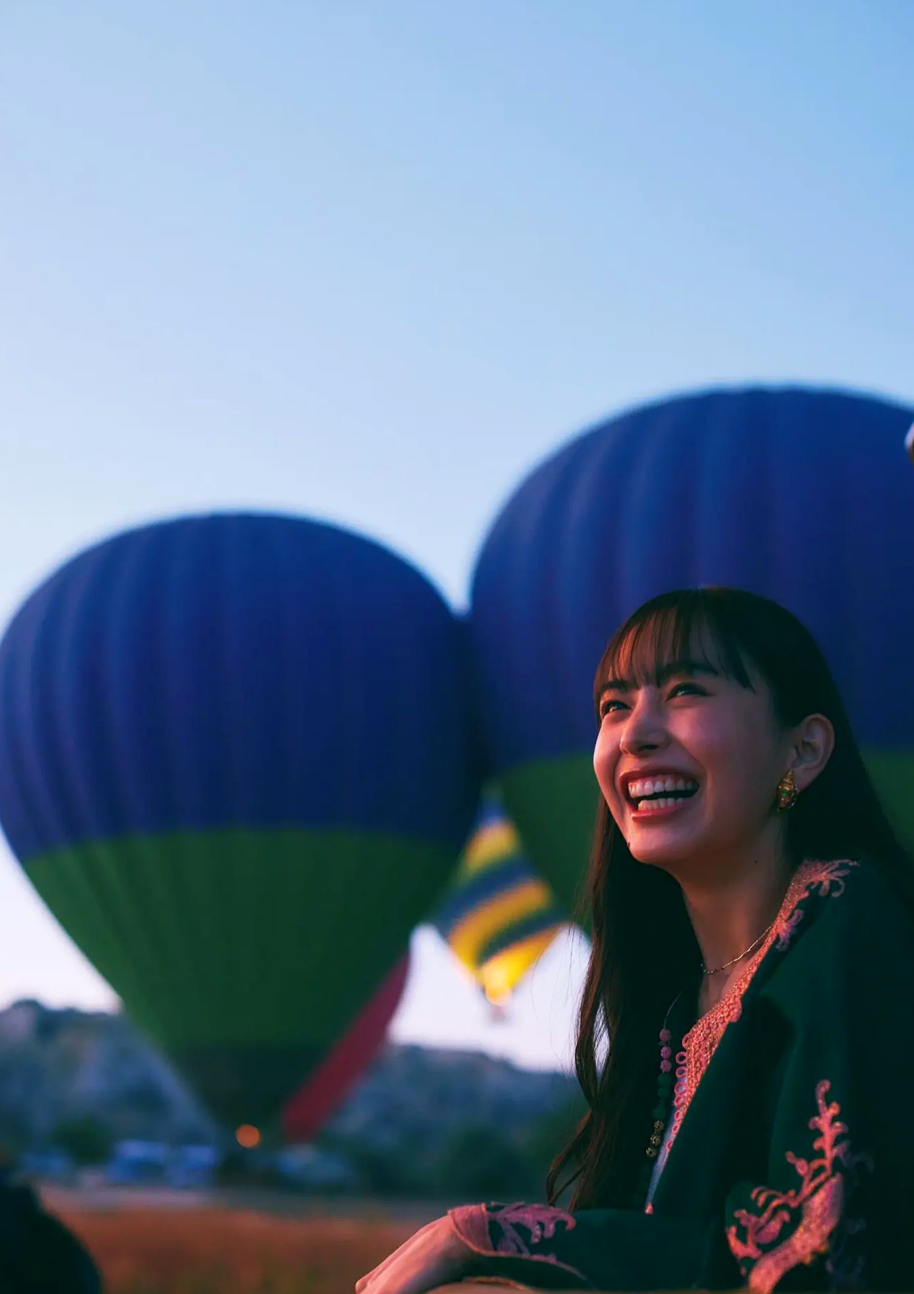 井桁弘恵《つかのま》写真：性感私房卧房与清新户外高挑美腿大片