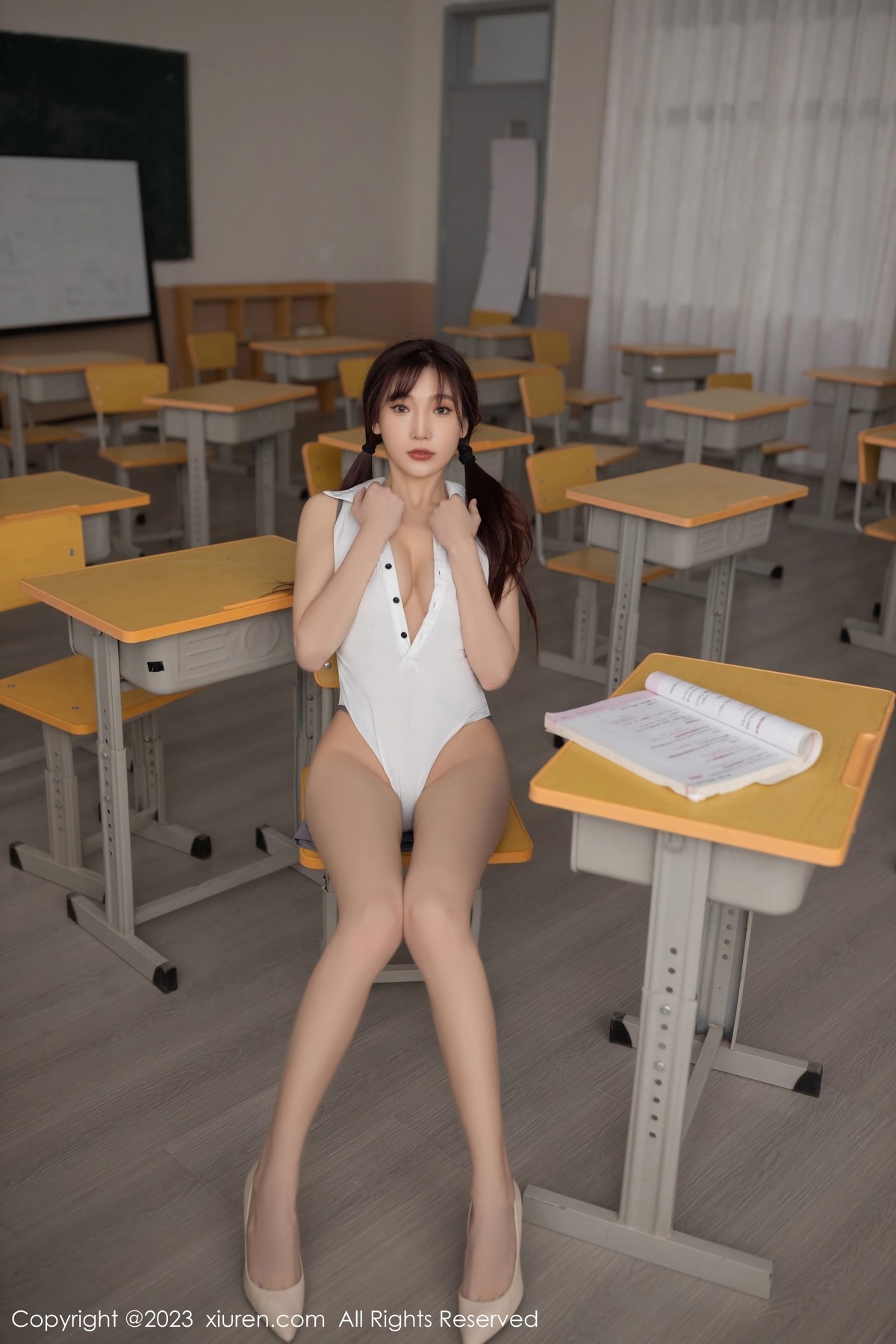 [XiuRen]高清写真图 2023.03.02 No.6353 陆萱萱 短裙美腿