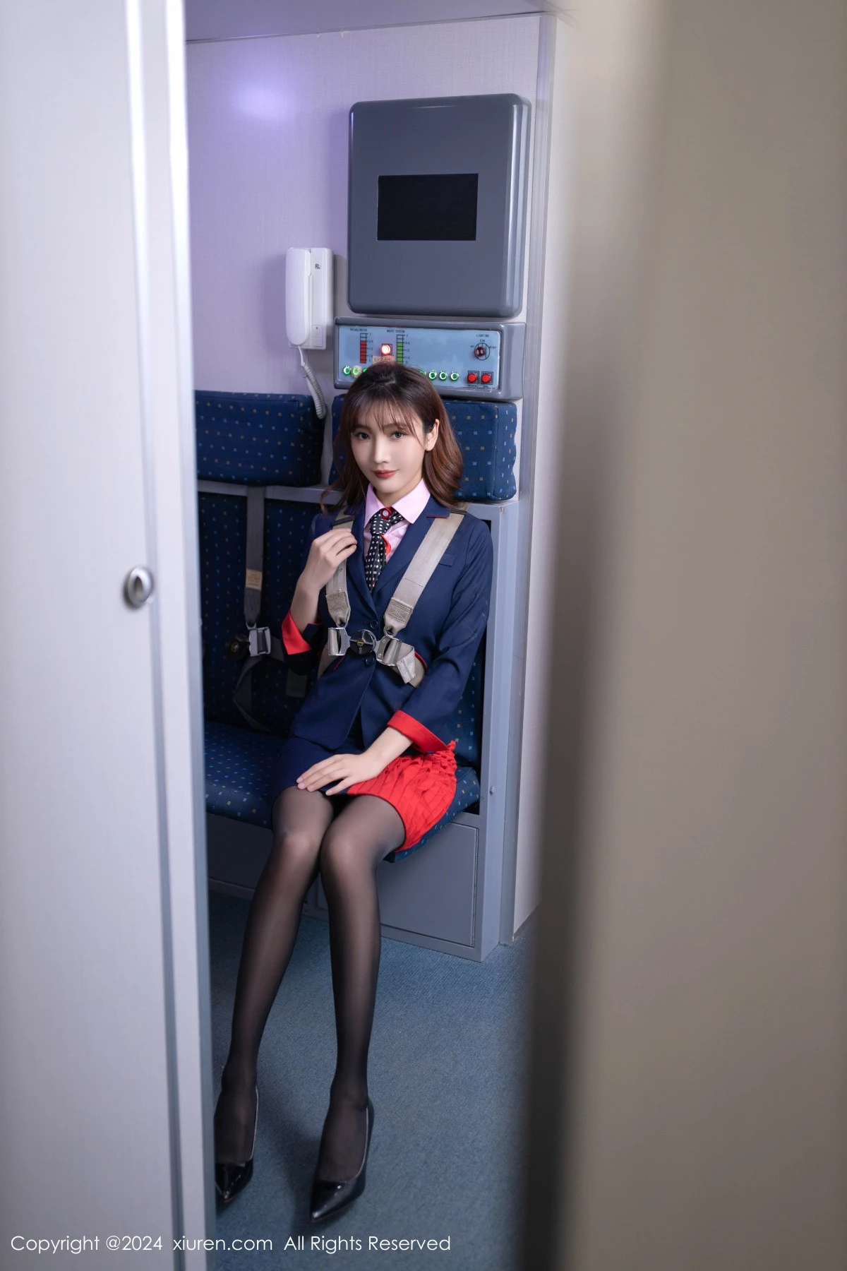 [XiuRen]高清写真图 2024.03.07 No.8196 陆萱萱 美腿黑丝