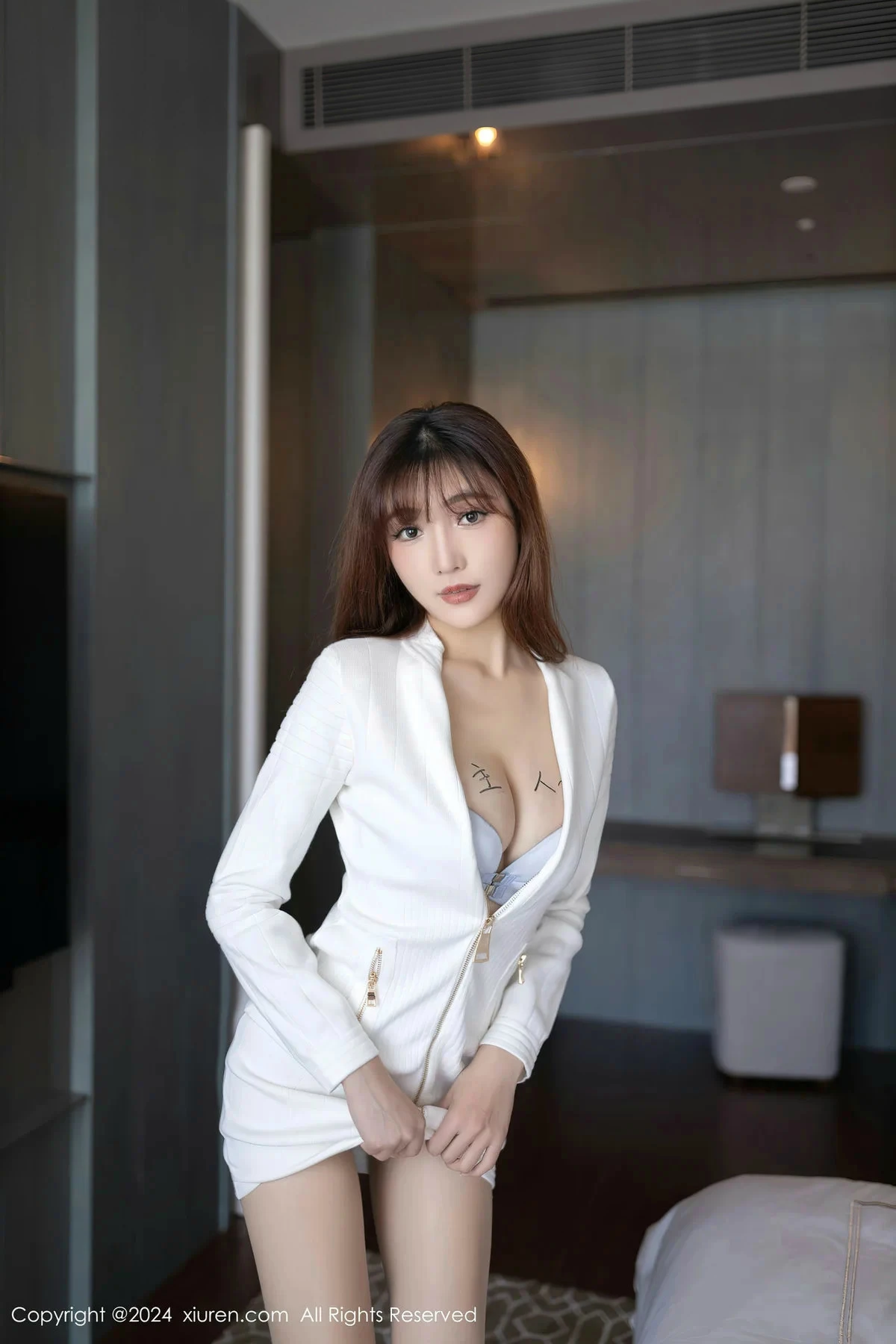 [XiuRen]高清写真图 2024.03.14 No.8233 陆萱萱 丝袜美腿
