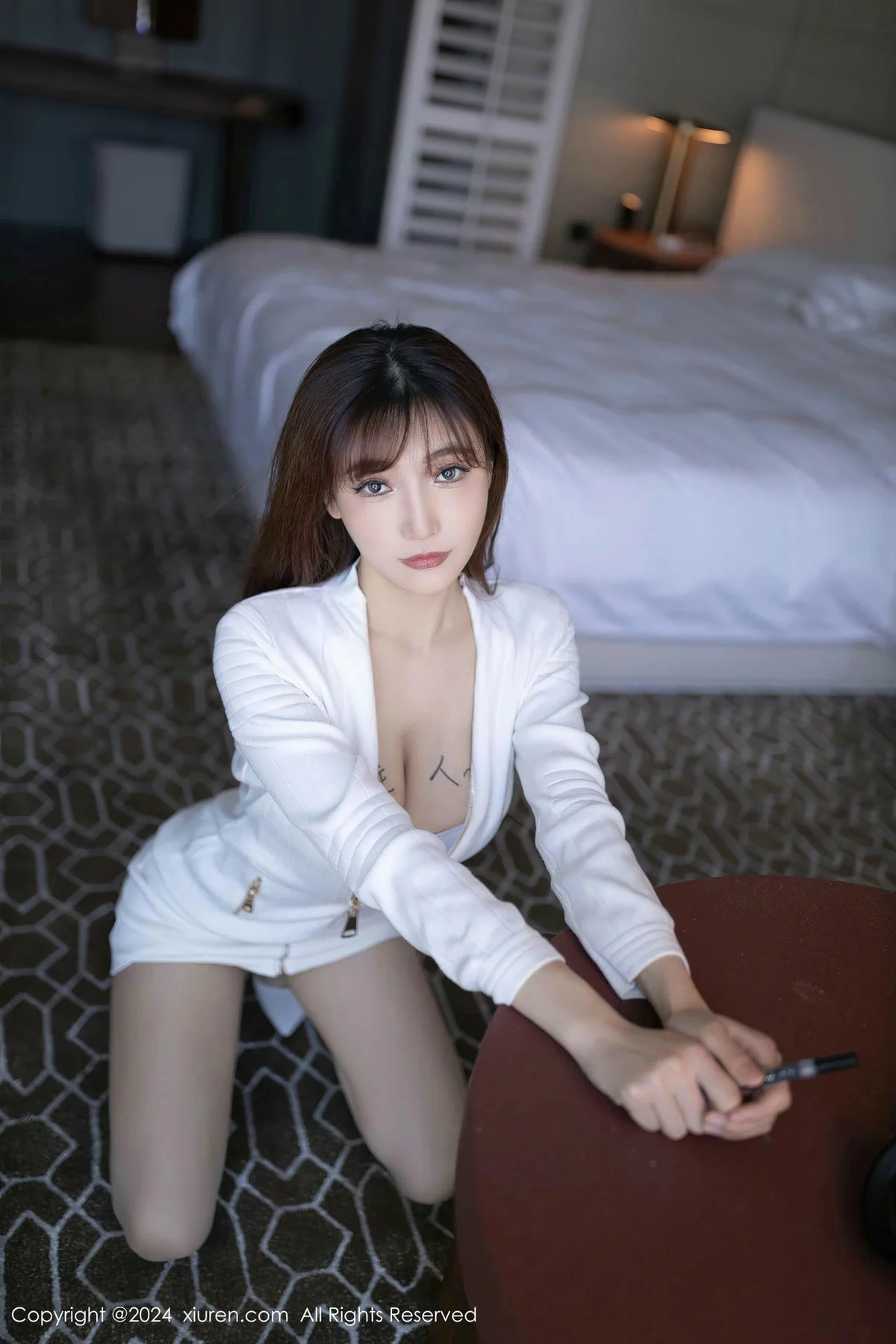 [XiuRen]高清写真图 2024.03.14 No.8233 陆萱萱 丝袜美腿