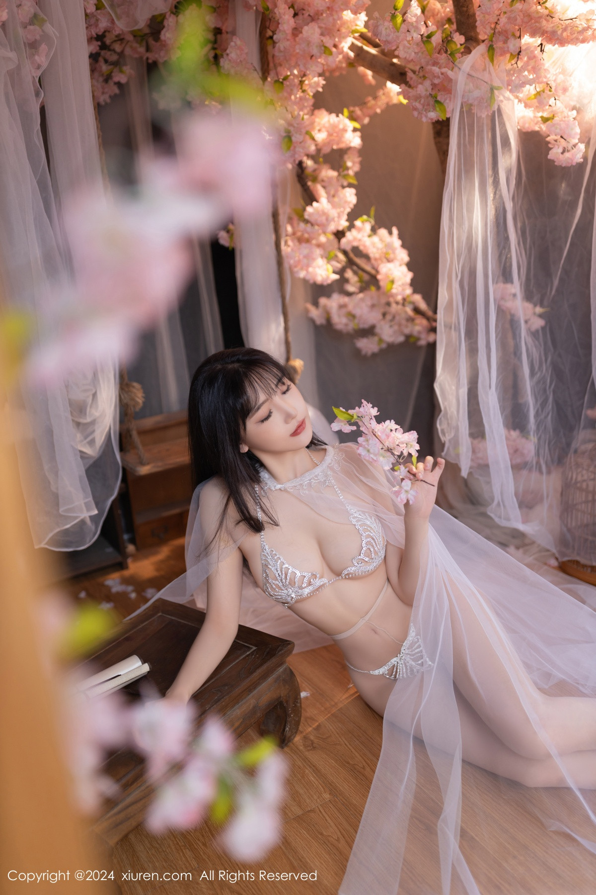 [XiuRen]高清写真图 2024.07.04 No.8807 陆萱萱 性感美腿
