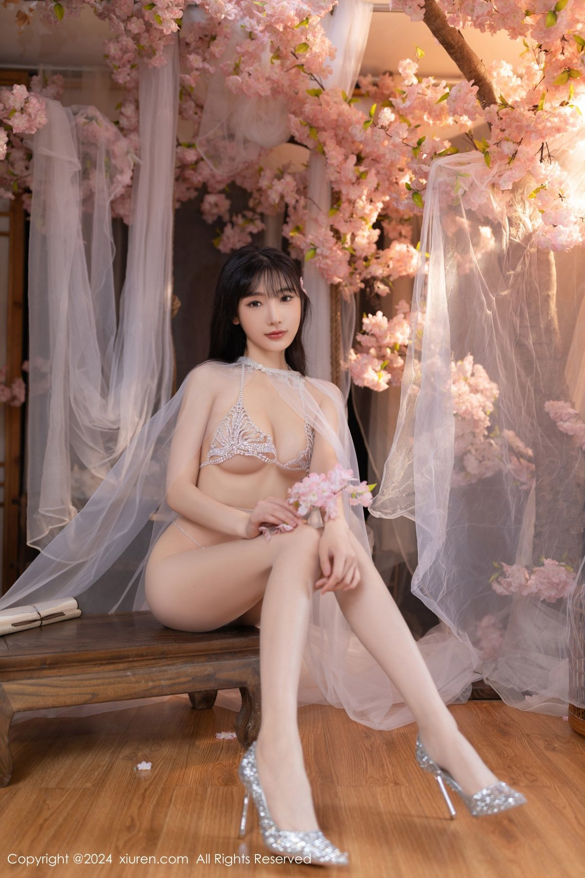 [XiuRen]高清写真图 2024.07.04 No.8807 陆萱萱 性感美腿