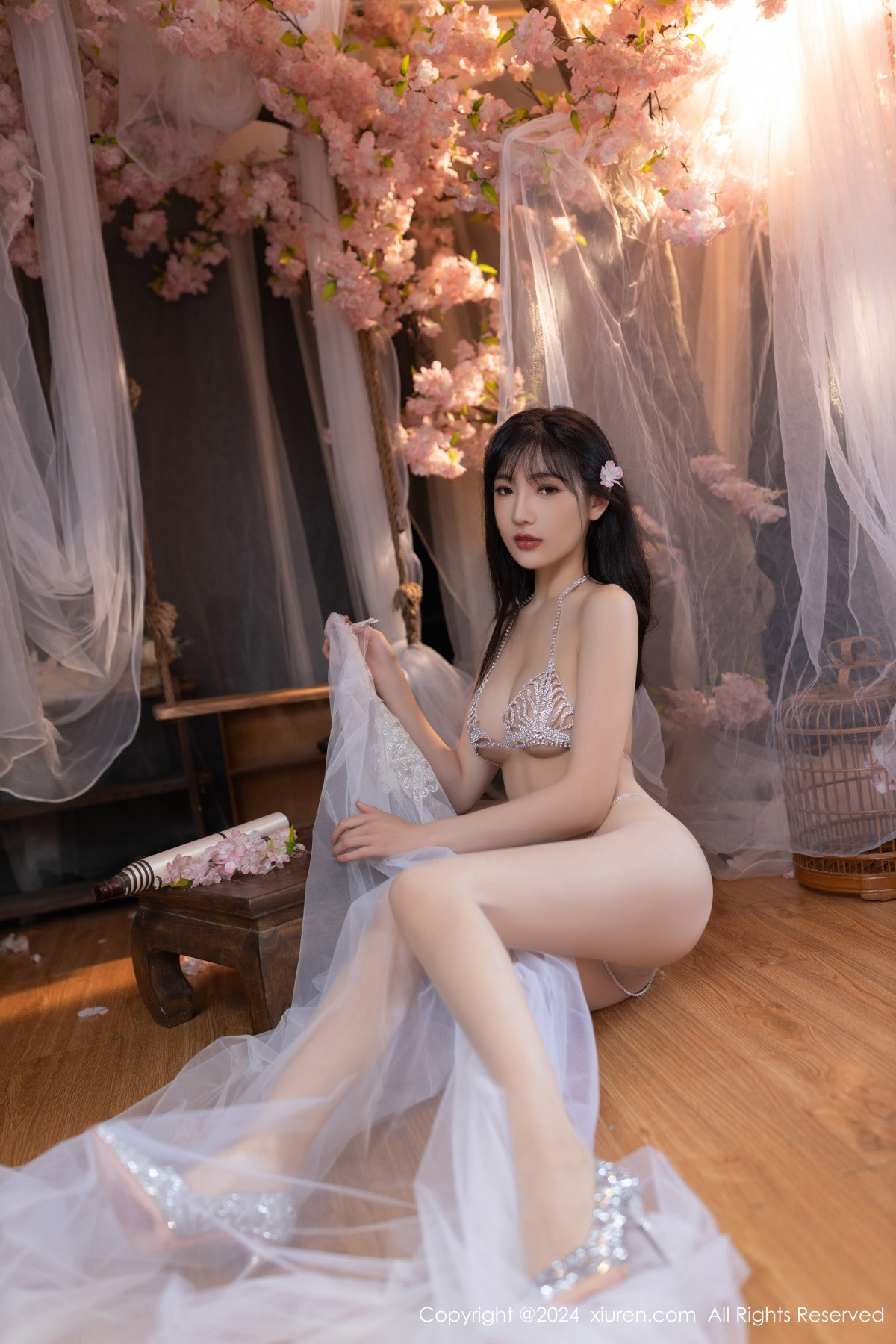 [XiuRen]高清写真图 2024.07.04 No.8807 陆萱萱 性感美腿