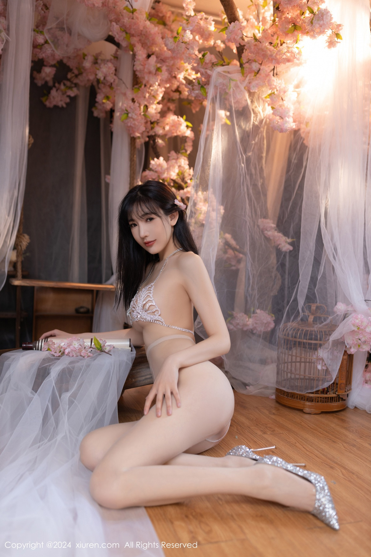[XiuRen]高清写真图 2024.07.04 No.8807 陆萱萱 性感美腿