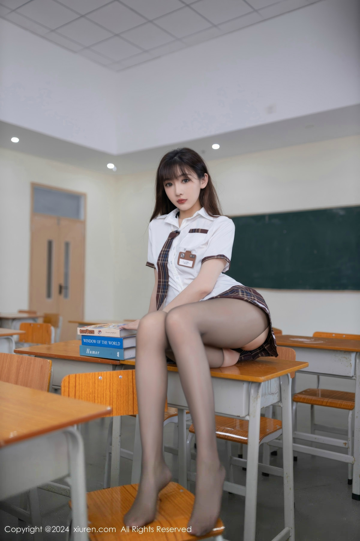 [XiuRen]高清写真图 2024.07.25 No.8918 陆萱萱 黑丝美腿