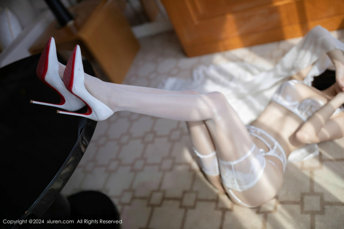 [XiuRen]高清写真图 2024.10.24 No.9340 陆萱萱 丝袜美腿
