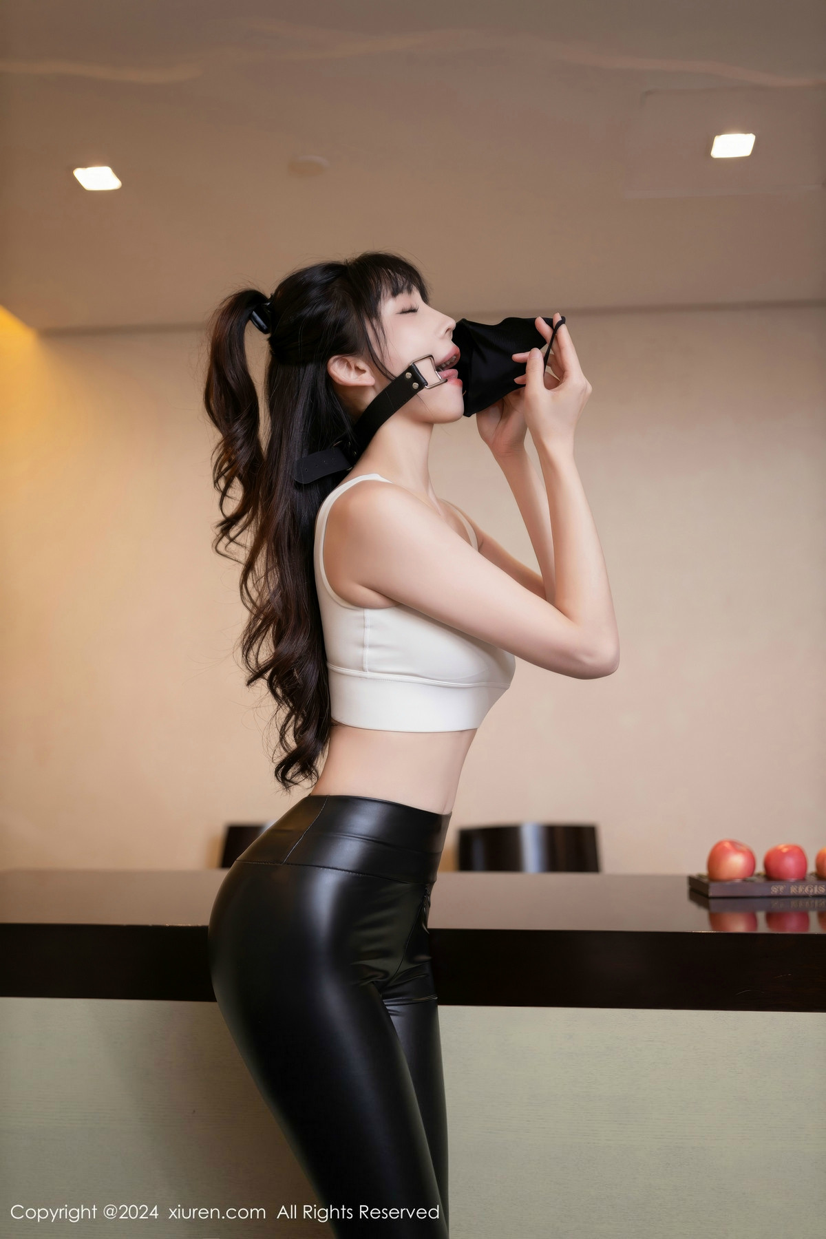[XiuRen]高清写真图 2024.10.31 No.9377 陆萱萱 黑丝美腿