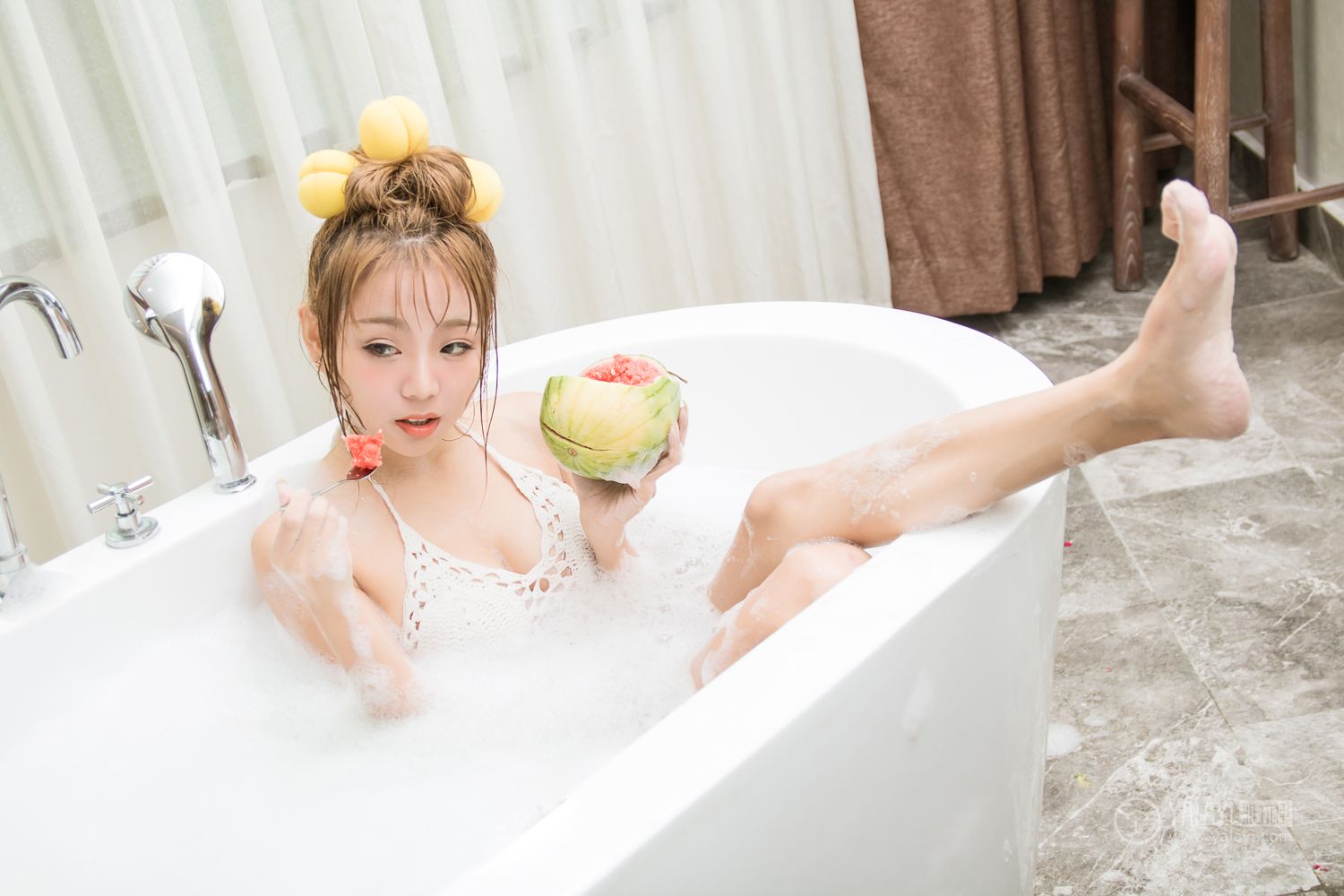 [YALAYI雅拉伊]高清写真图 2018.09.26 No.352 萝莉少女 泡泡浴
