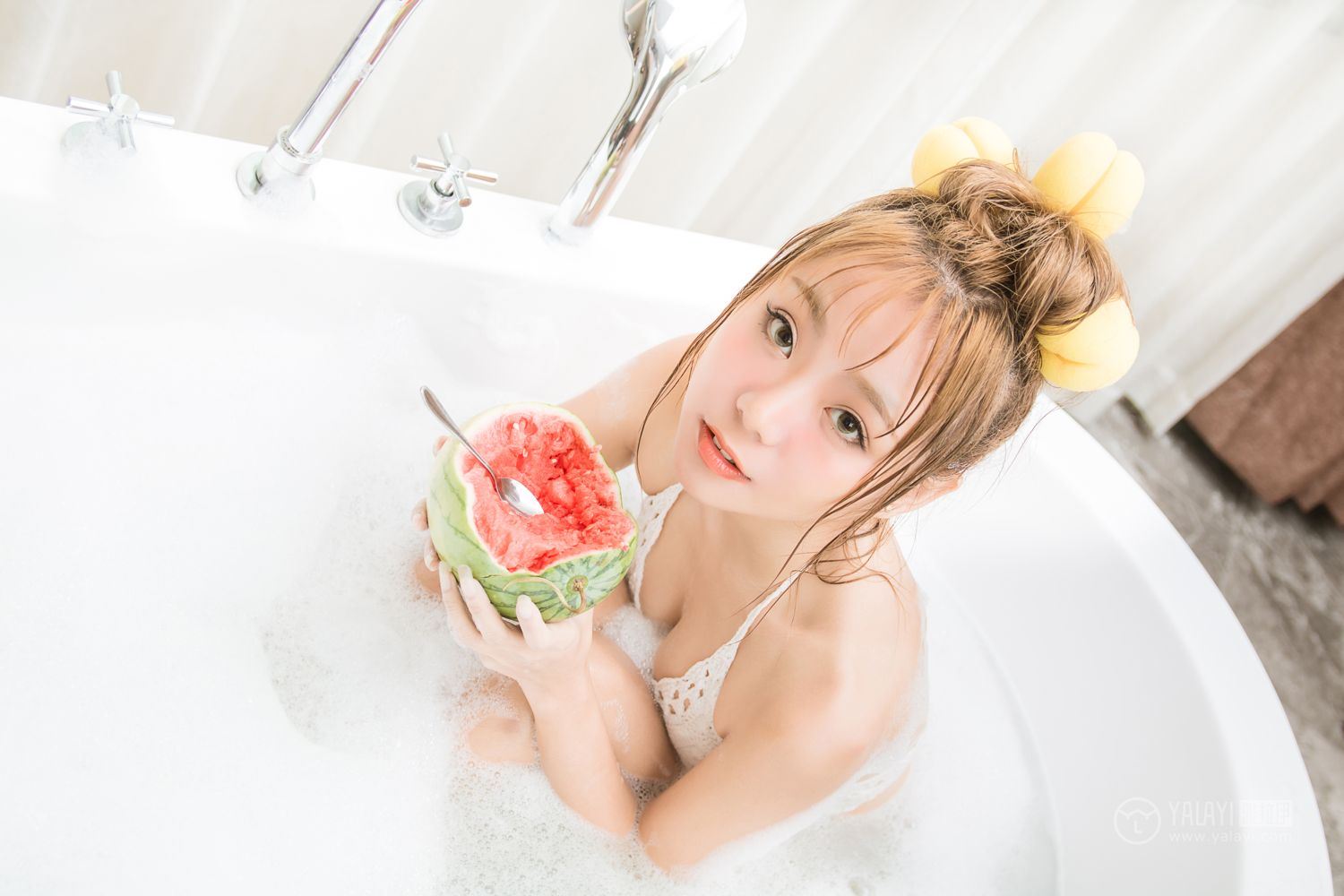 [YALAYI雅拉伊]高清写真图 2018.09.26 No.352 萝莉少女 泡泡浴