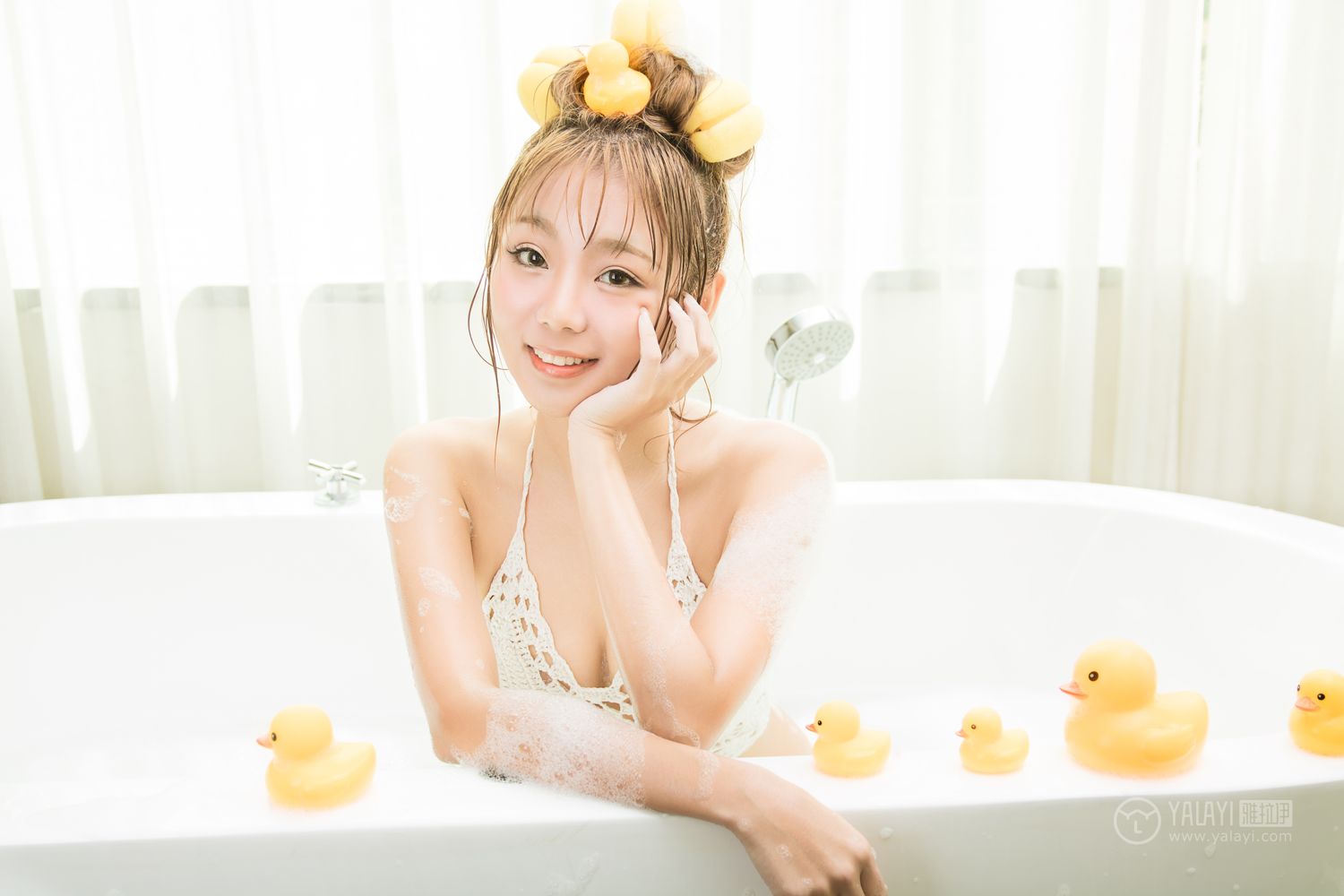 [YALAYI雅拉伊]高清写真图 2018.09.26 No.352 萝莉少女 泡泡浴
