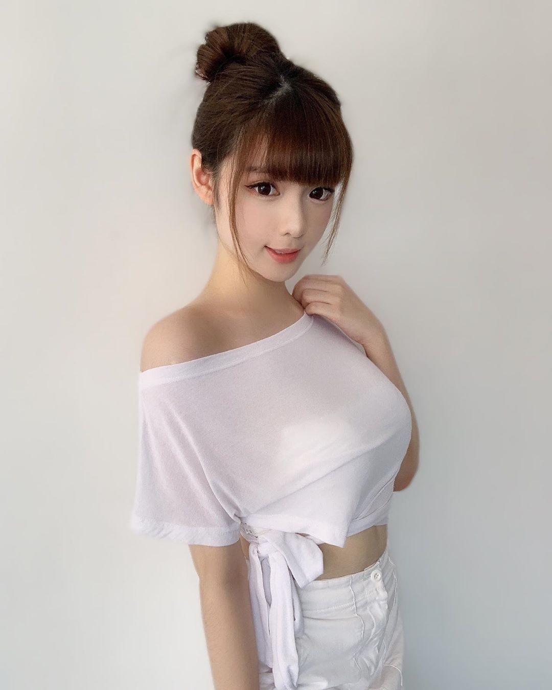 言情小说般梦幻！大马童颜妹「Amy香儿」傲人上围藏不住