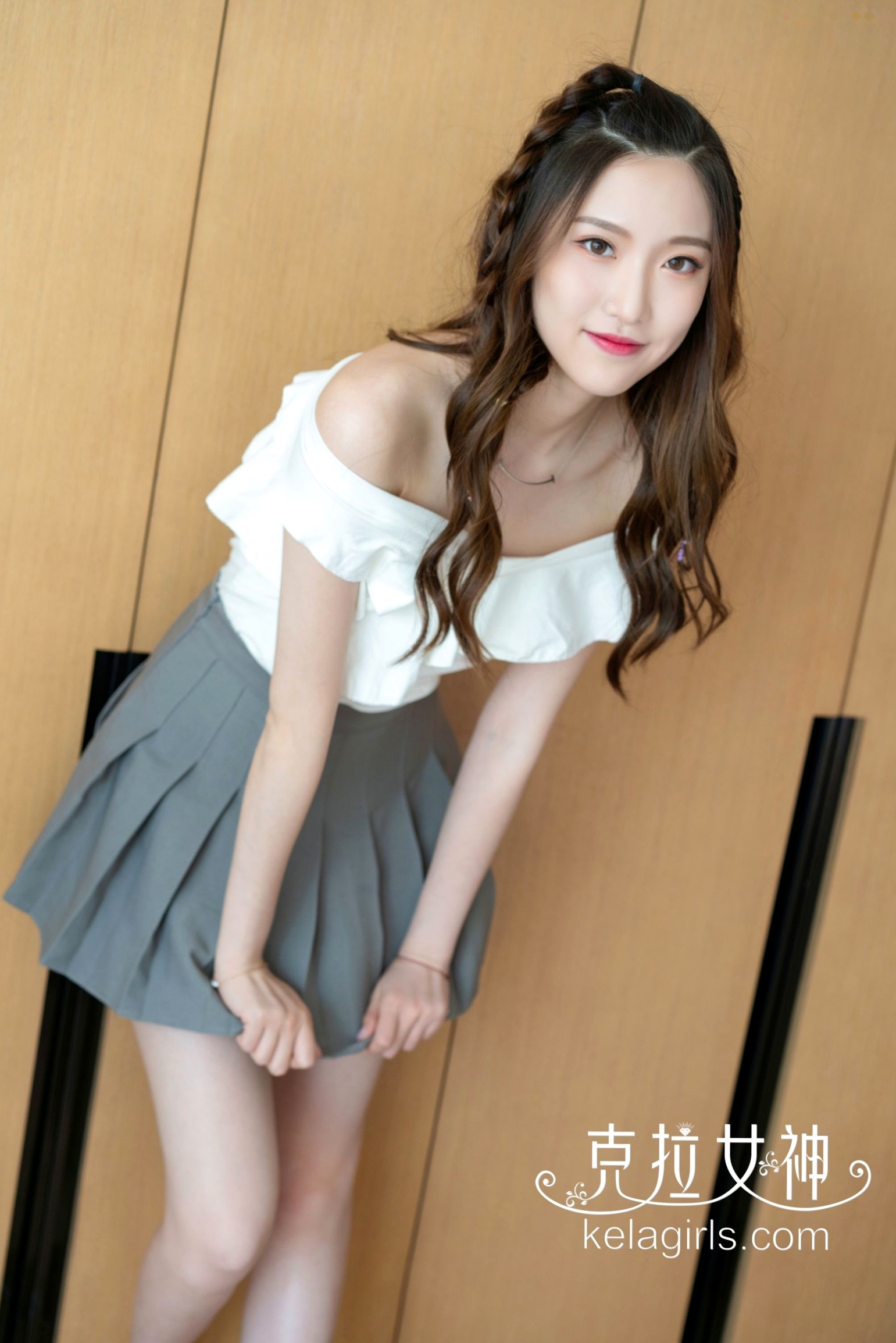 Gallery - KelaGirls克拉女神2019.10.04：芊芊《玉腿横陈》——青春校园风家居私房写真，性感短裙美腿诱惑克拉女神性感美腿家居私房照 芊芊女神私房照_秀色女神 - image 1