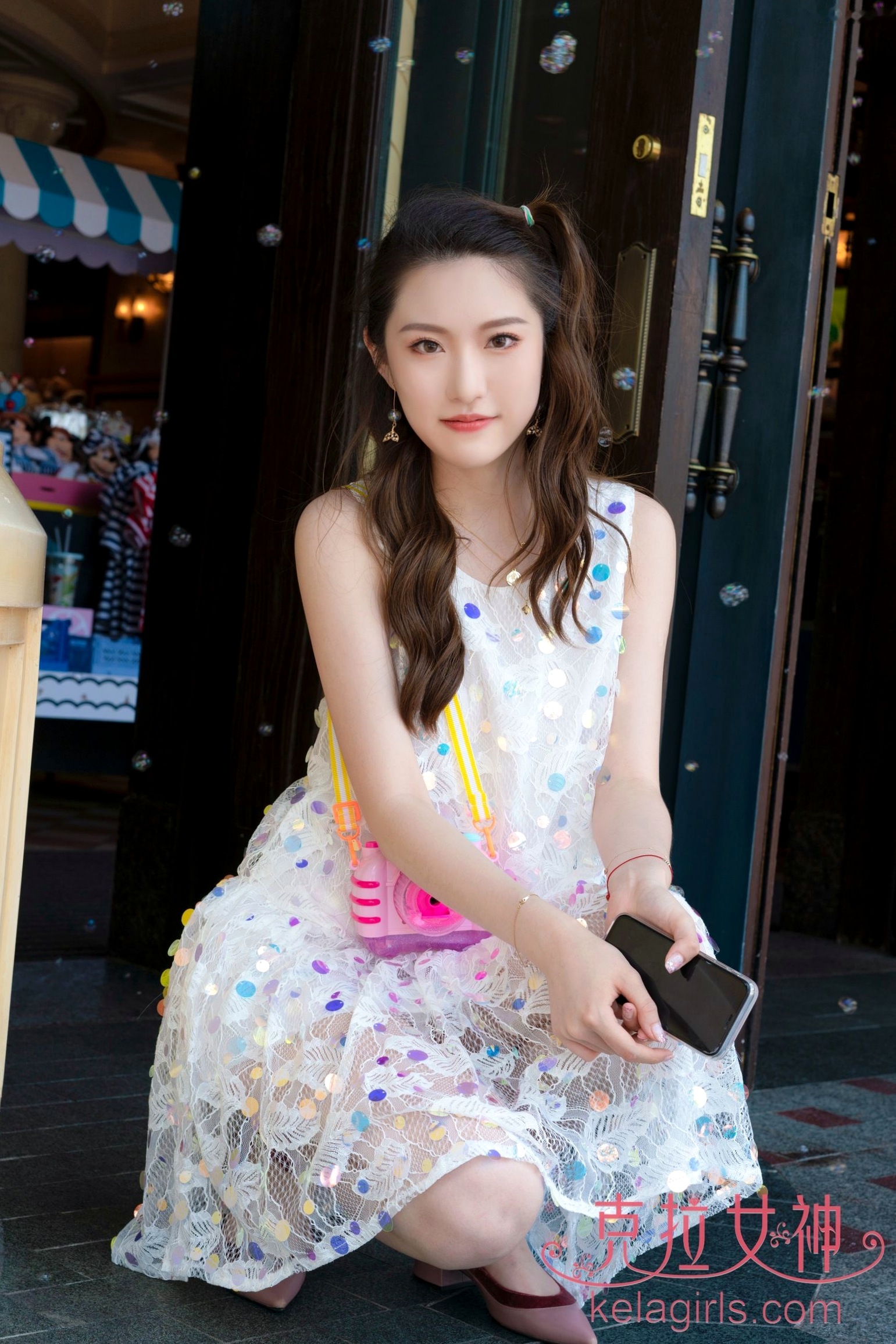 Gallery - KelaGirls克拉女神-芊芊-《梦幻迪士尼》清纯萌系元气少女户外旅拍清纯萌系克拉女神治愈系 芊芊女神私房照_秀色女神 - image 1