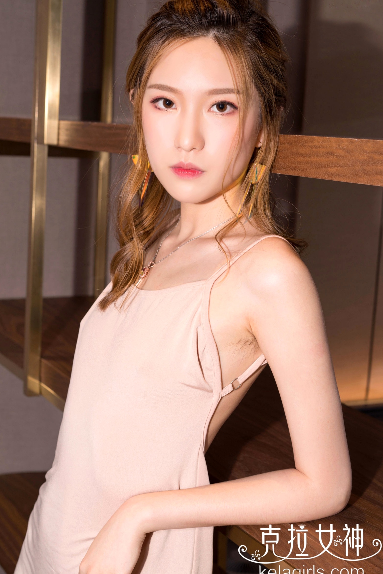 Gallery - KelaGirls克拉女神-芊芊《左家娇女》：清纯吊带裙私房写真，尽显冷艳白嫩肌肤与极致诱惑克拉女神私房照性感诱惑白嫩 芊芊女神私房照_秀色女神 - image 4