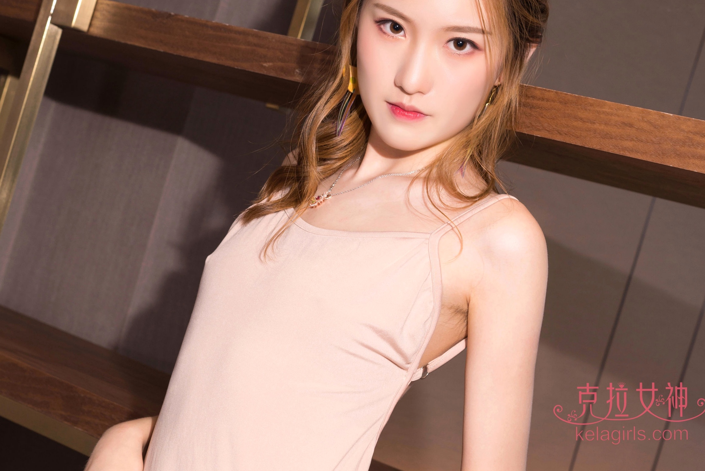 Gallery - KelaGirls克拉女神-芊芊《左家娇女》：清纯吊带裙私房写真，尽显冷艳白嫩肌肤与极致诱惑克拉女神私房照性感诱惑白嫩 芊芊女神私房照_秀色女神 - image 8