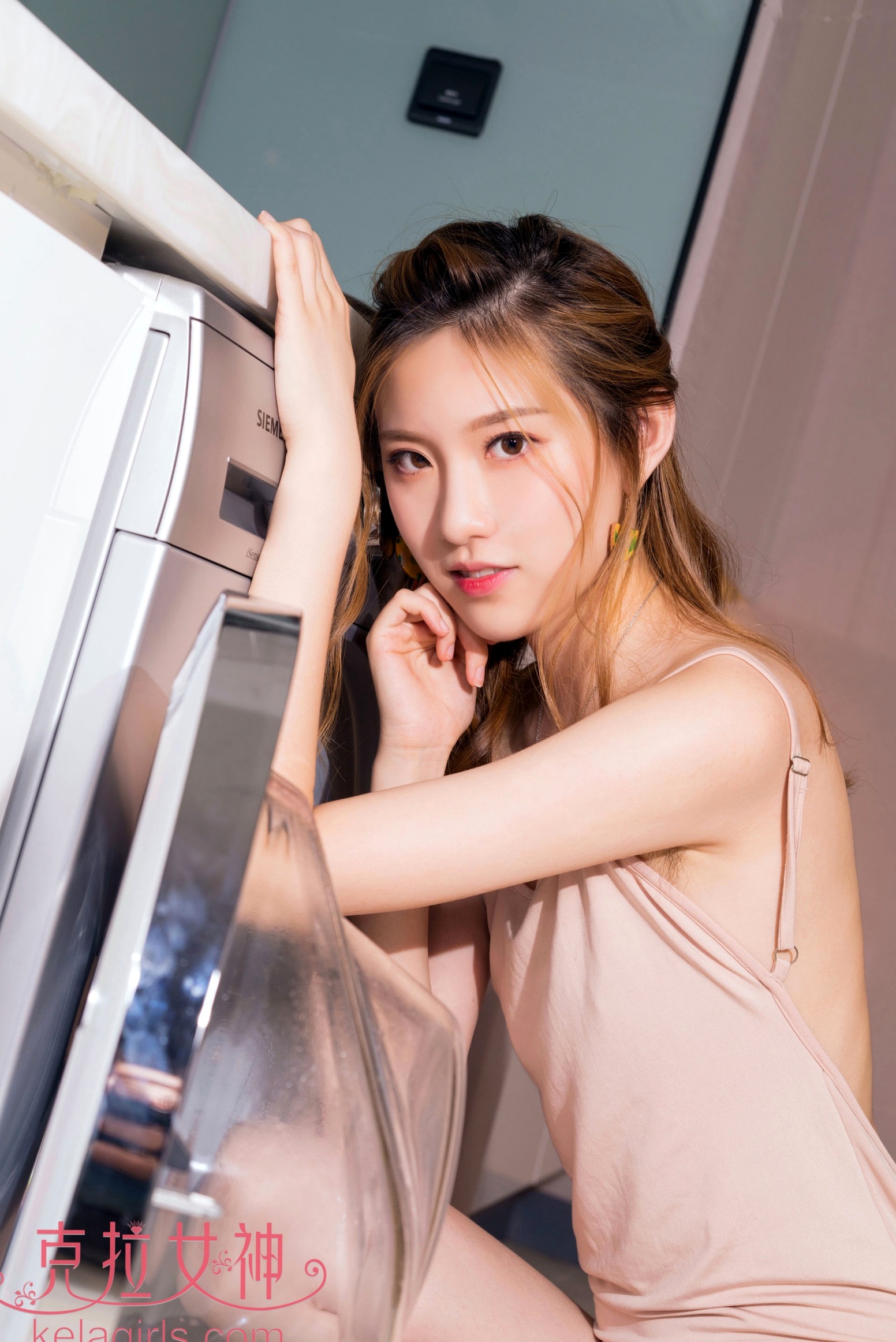 Gallery - KelaGirls克拉女神-芊芊《左家娇女》：清纯吊带裙私房写真，尽显冷艳白嫩肌肤与极致诱惑克拉女神私房照性感诱惑白嫩 芊芊女神私房照_秀色女神 - image 20