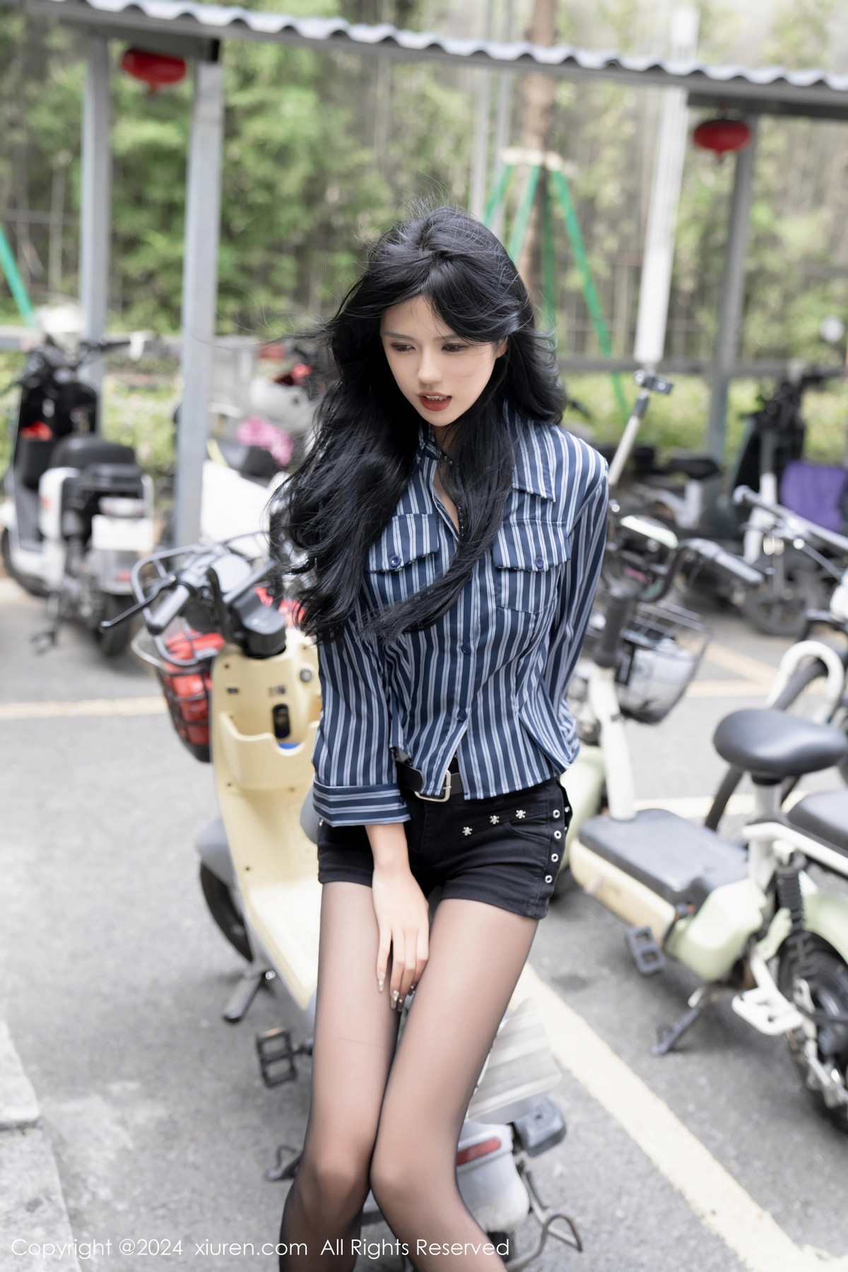 [XiuRen]高清写真图 2024.01.24 No.8011 浅浅Danny 黑丝美腿