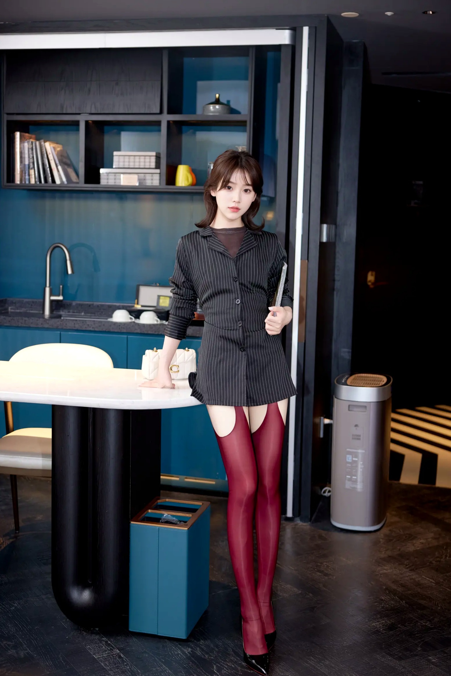 Gallery - 汁汁 - 办公室女郎系列：硬核制服诱惑，深酒红丝袜职业OL风格写真 [66P]制服丝袜性感气质美腿 汁汁女神私房照_秀色女神 - image 28