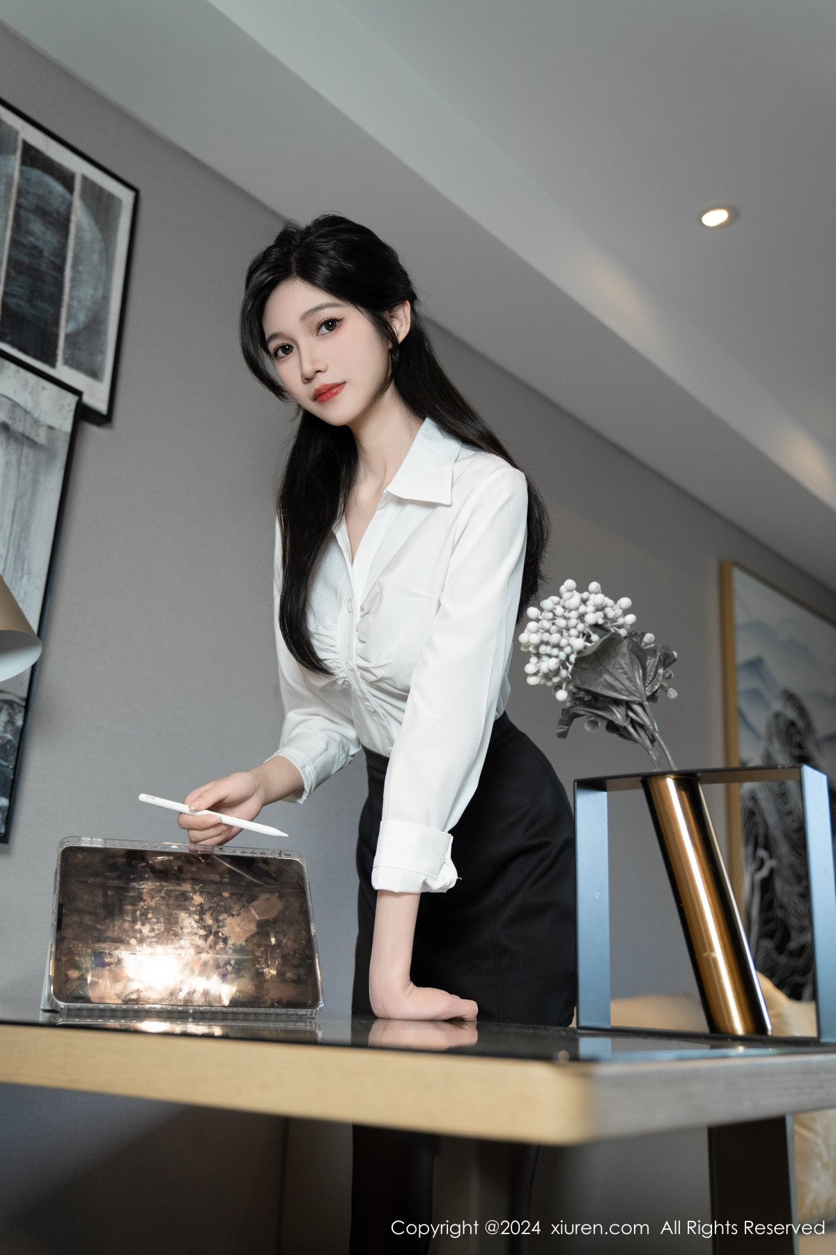 [XiuRen]高清写真图 2024.06.13 No.8697 程程程- 黑丝美腿