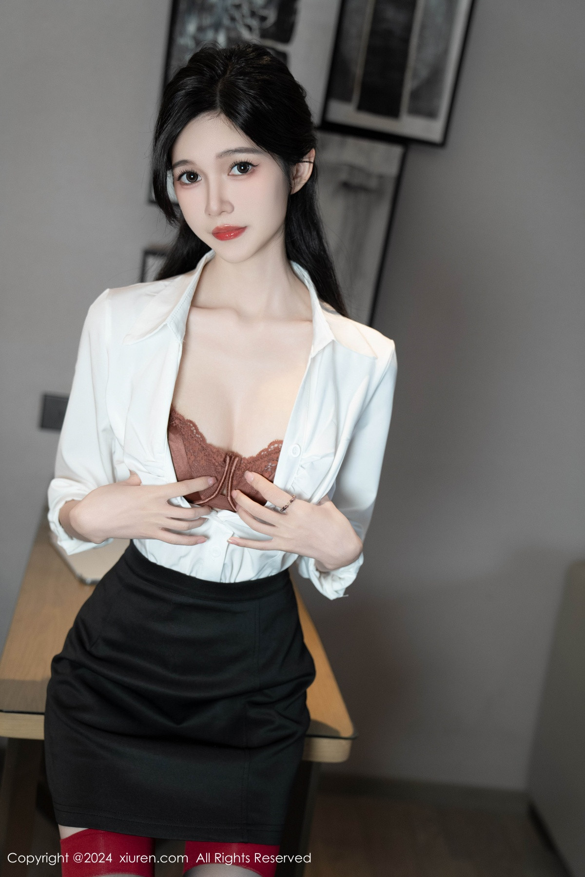 [XiuRen]高清写真图 2024.06.13 No.8697 程程程- 黑丝美腿
