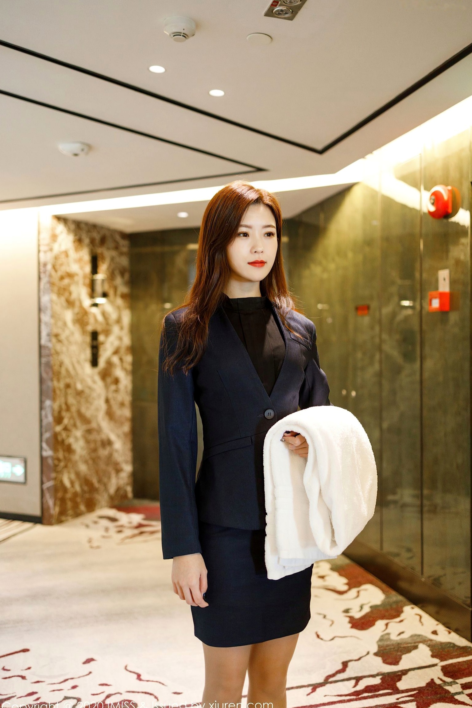 Gallery - IMiss爱蜜社 - Honey Club -491-杨紫嫣：酒店管家制服诱惑大片，职场佳人黑色套装与丝袜美腿的视觉盛宴爱蜜社 - Honey Club 制服美腿丝袜诱惑 杨紫嫣女神私房照_秀色女神 - image 10