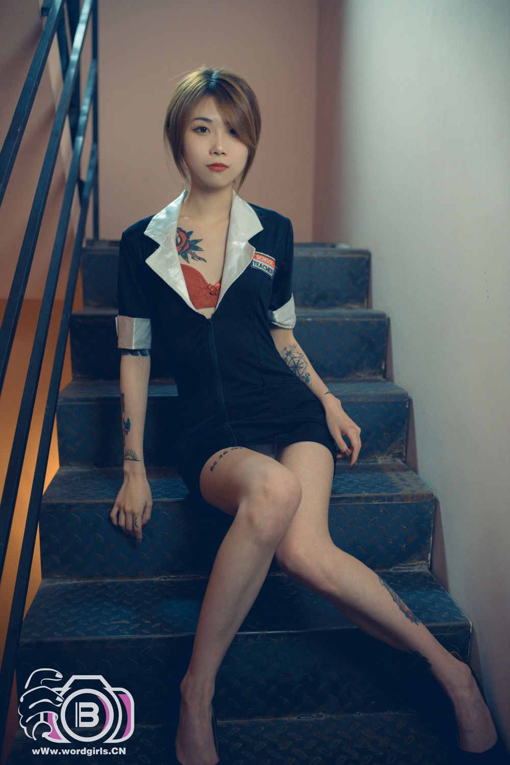 [TouTiao头条女神]高清写真图 2019-11-22 楼梯间的长腿女秘书 李温柔