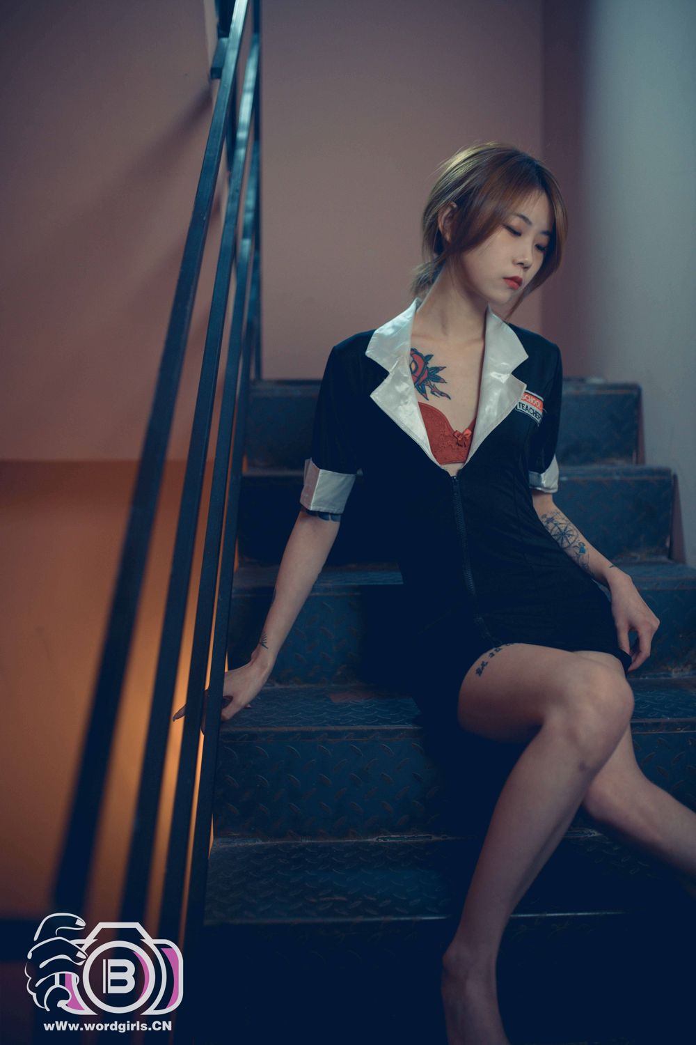 [TouTiao头条女神]高清写真图 2019-11-22 楼梯间的长腿女秘书 李温柔