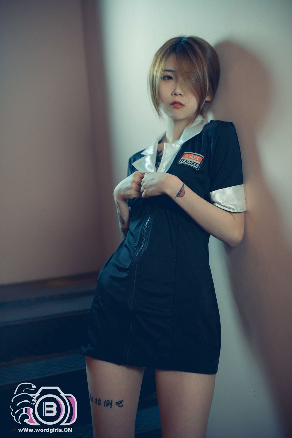 [TouTiao头条女神]高清写真图 2019-11-22 楼梯间的长腿女秘书 李温柔