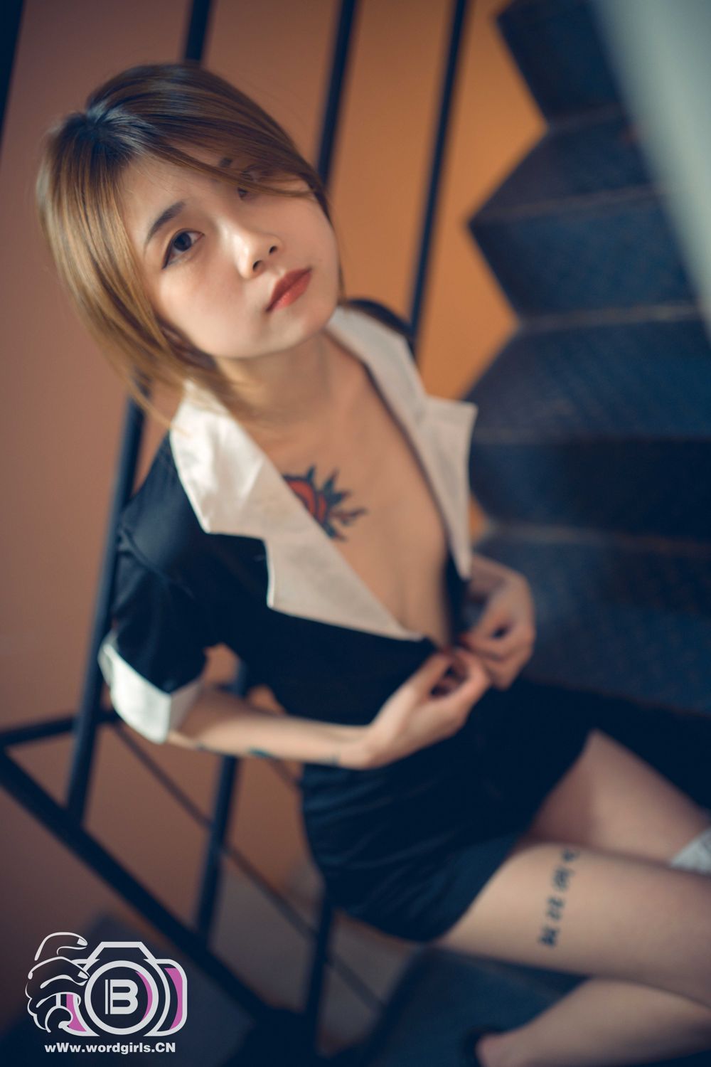 [TouTiao头条女神]高清写真图 2019-11-22 楼梯间的长腿女秘书 李温柔