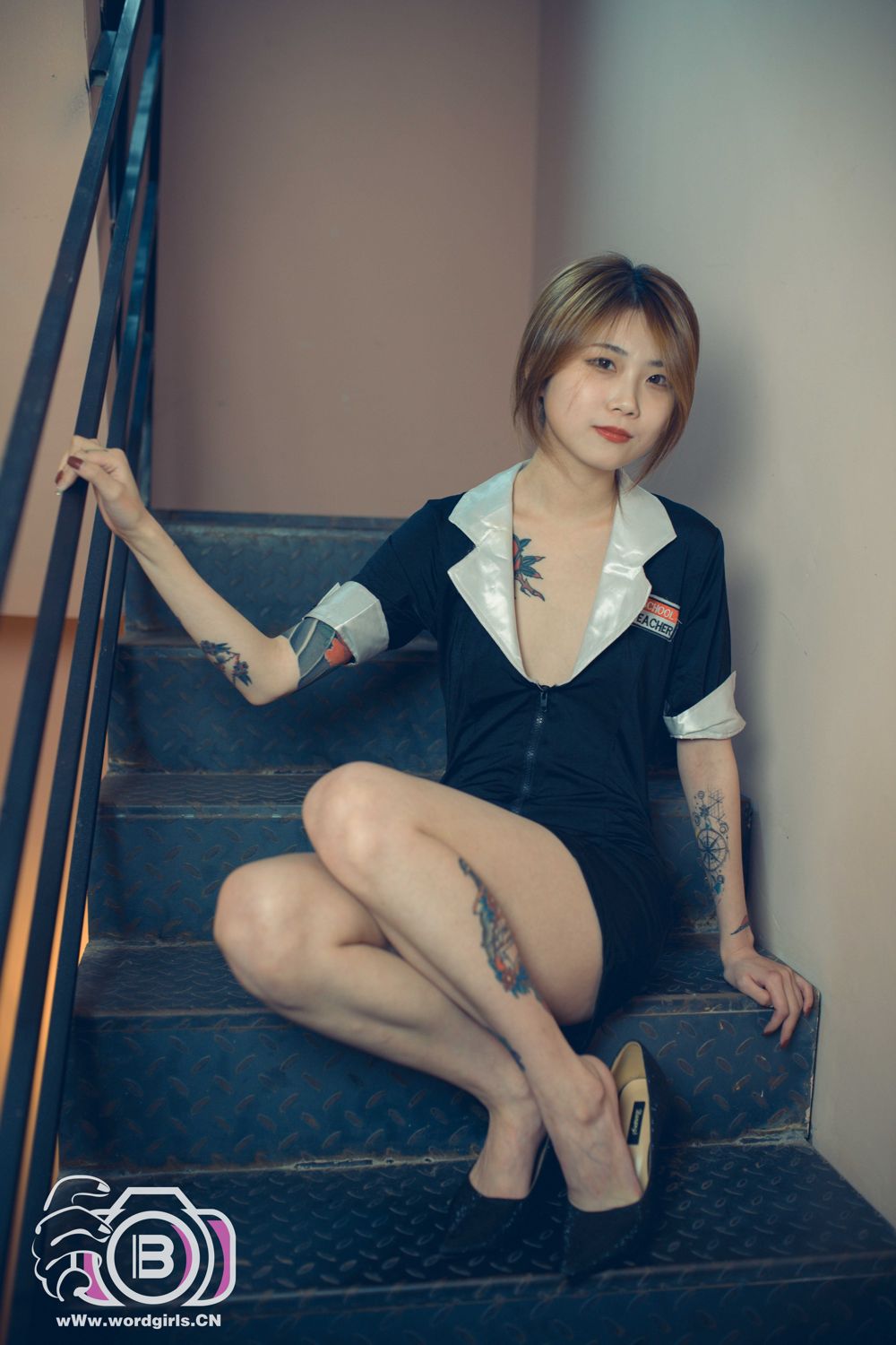 [TouTiao头条女神]高清写真图 2019-11-22 楼梯间的长腿女秘书 李温柔