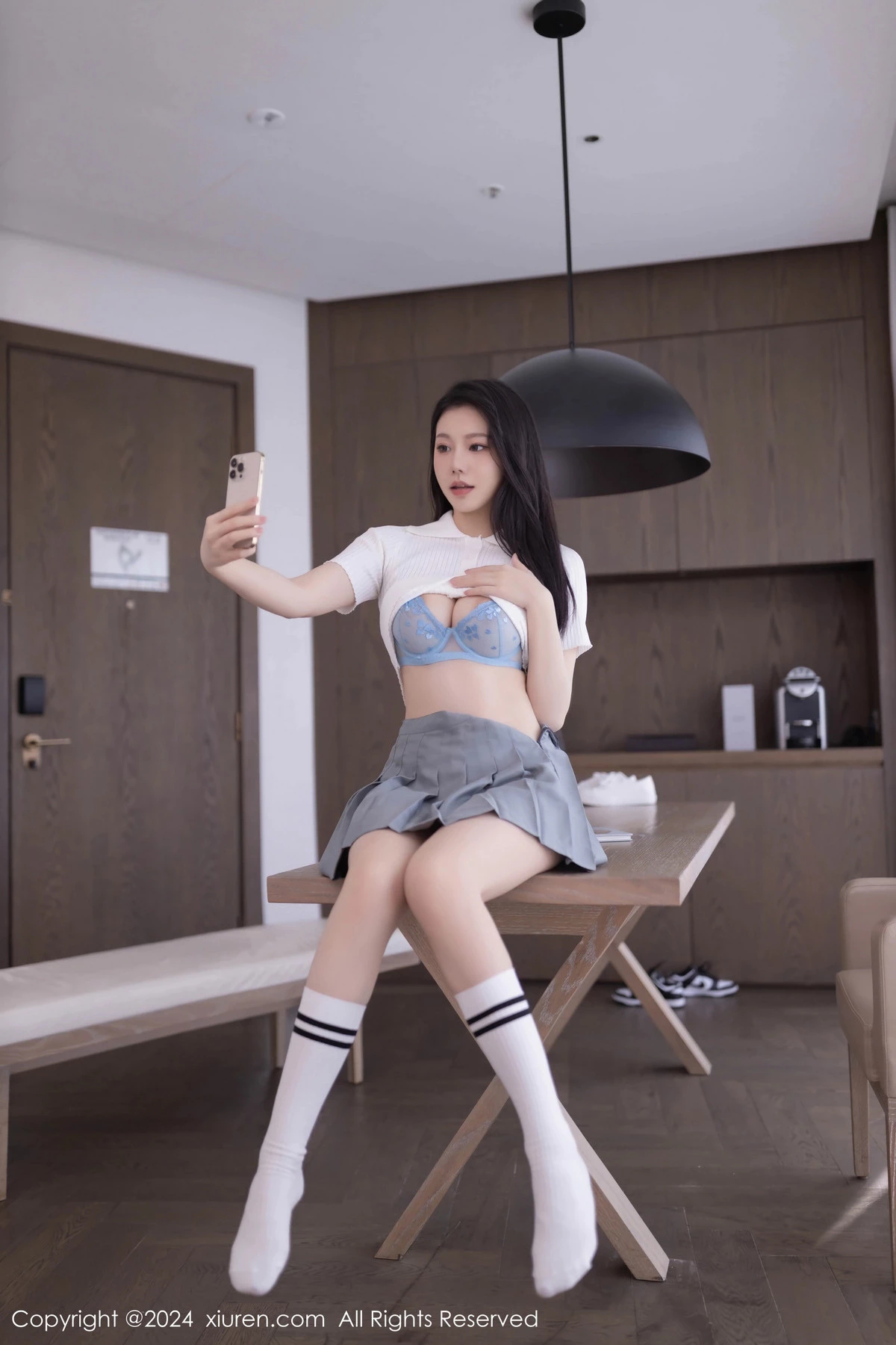 [XiuRen]高清写真图 2024.06.04 No.8649 安然anran 美腿短裙