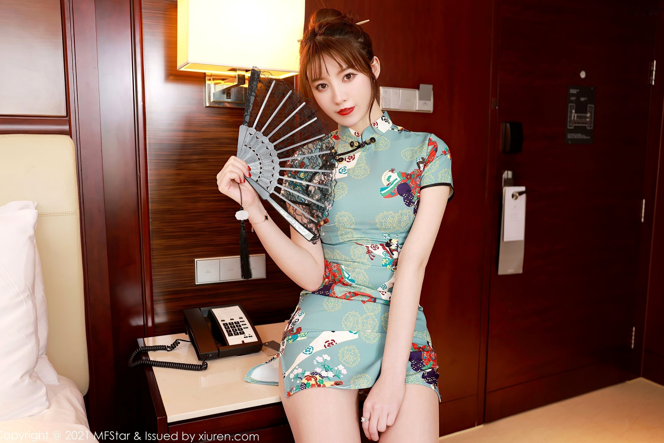 Gallery - MFStar模范学院Yoo优优：古韵风情改良旗袍私房摄影，清冷女神酒店精致写真，超高颜值长腿演绎模范学院旗袍性感私房照女神美腿 yoo优优女神私房照_秀色女神 - image 7