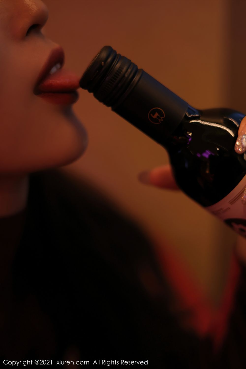 骨感女神周慕汐 猩红礼裙纷呈艳艳
