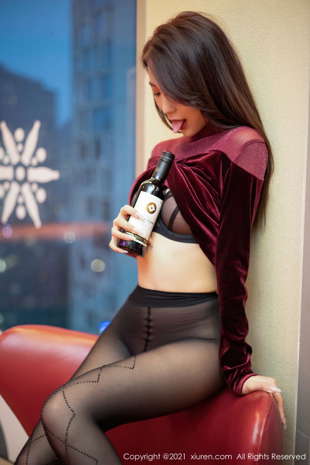 骨感女神周慕汐 猩红礼裙纷呈艳艳