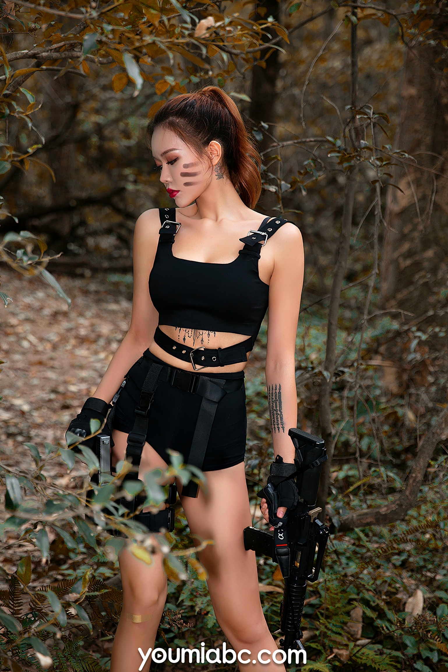 Gallery - YouMi尤蜜-2020.12.18-梦娜-《丽影危机》：丛林战术动作写真，火辣角色扮演枪战风尤蜜荟 - Chiness Model 性感角色扮演户外野性尤物 梦娜女神私房照_秀色女神 - image 14