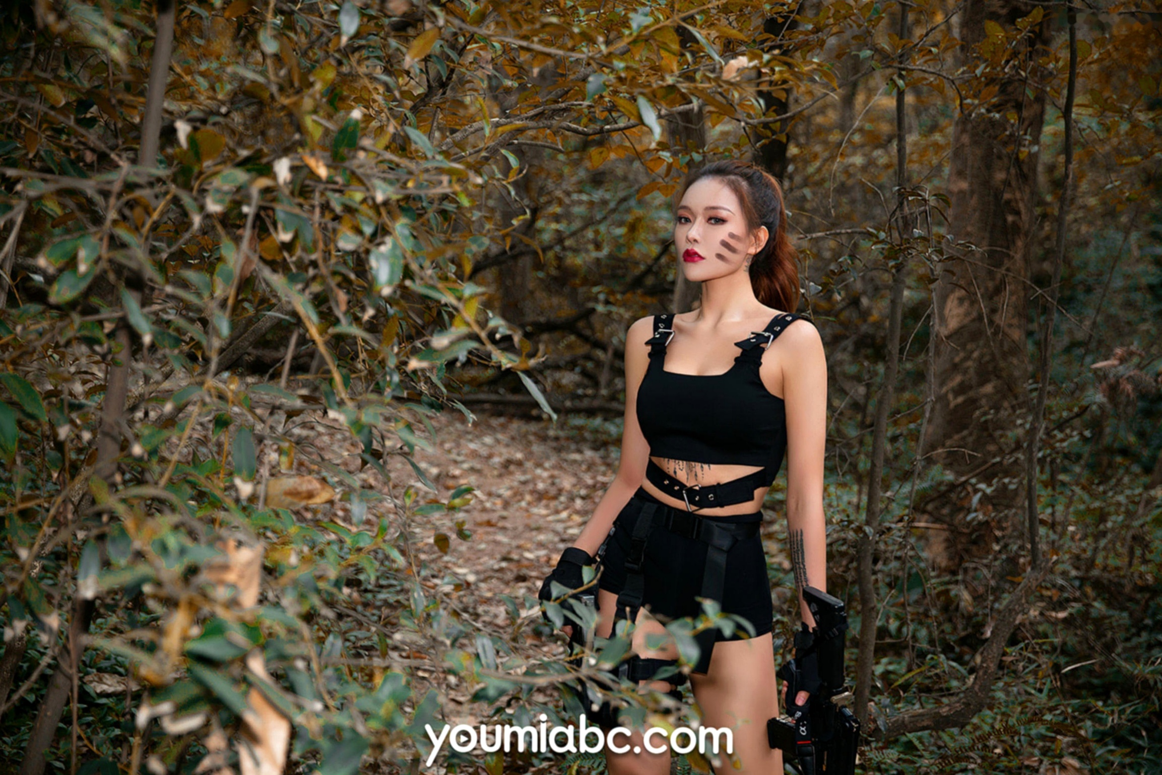 Gallery - YouMi尤蜜-2020.12.18-梦娜-《丽影危机》：丛林战术动作写真，火辣角色扮演枪战风尤蜜荟 - Chiness Model 性感角色扮演户外野性尤物 梦娜女神私房照_秀色女神 - image 39