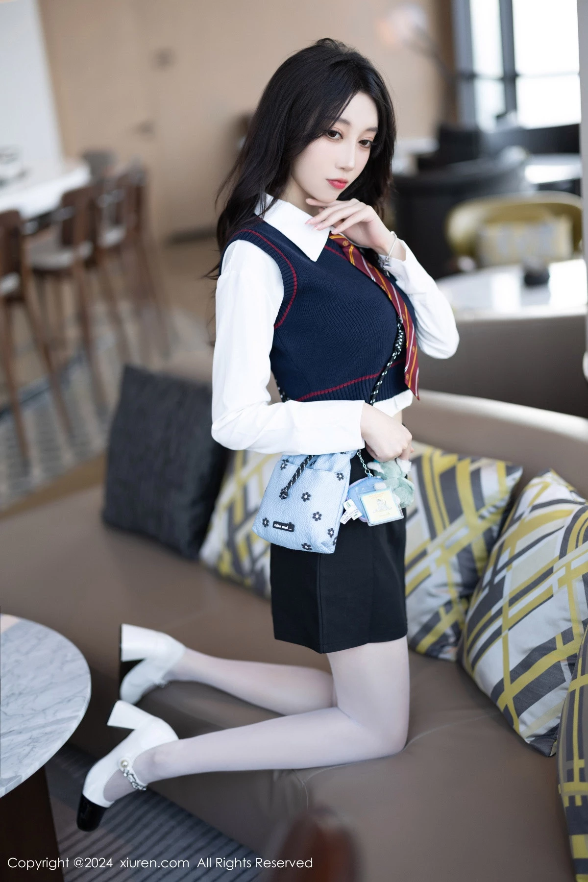[XiuRen]高清写真图 2024.03.18 No.8247 玥儿玥 丝袜美腿