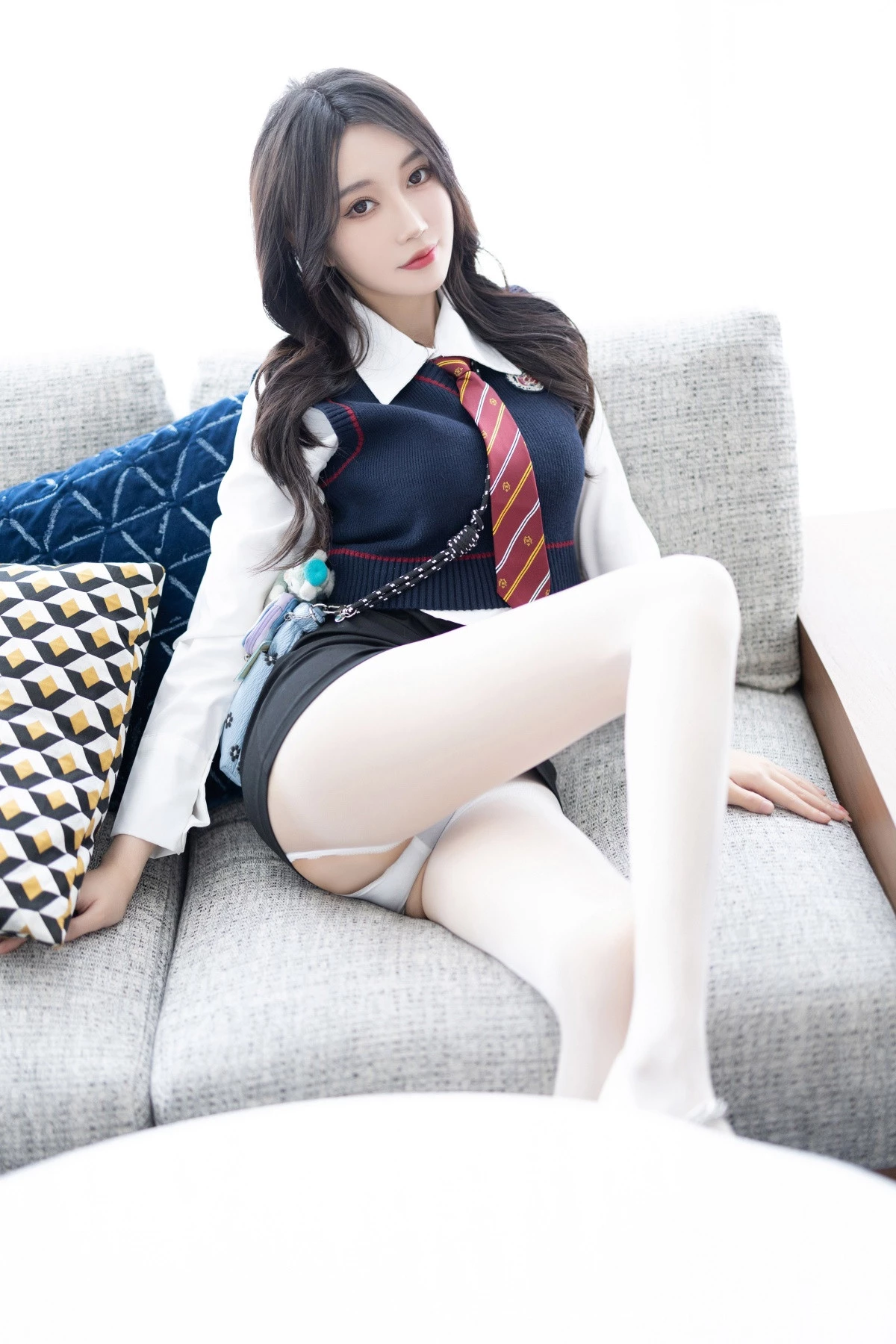 [XiuRen]高清写真图 2024.03.18 No.8247 玥儿玥 丝袜美腿