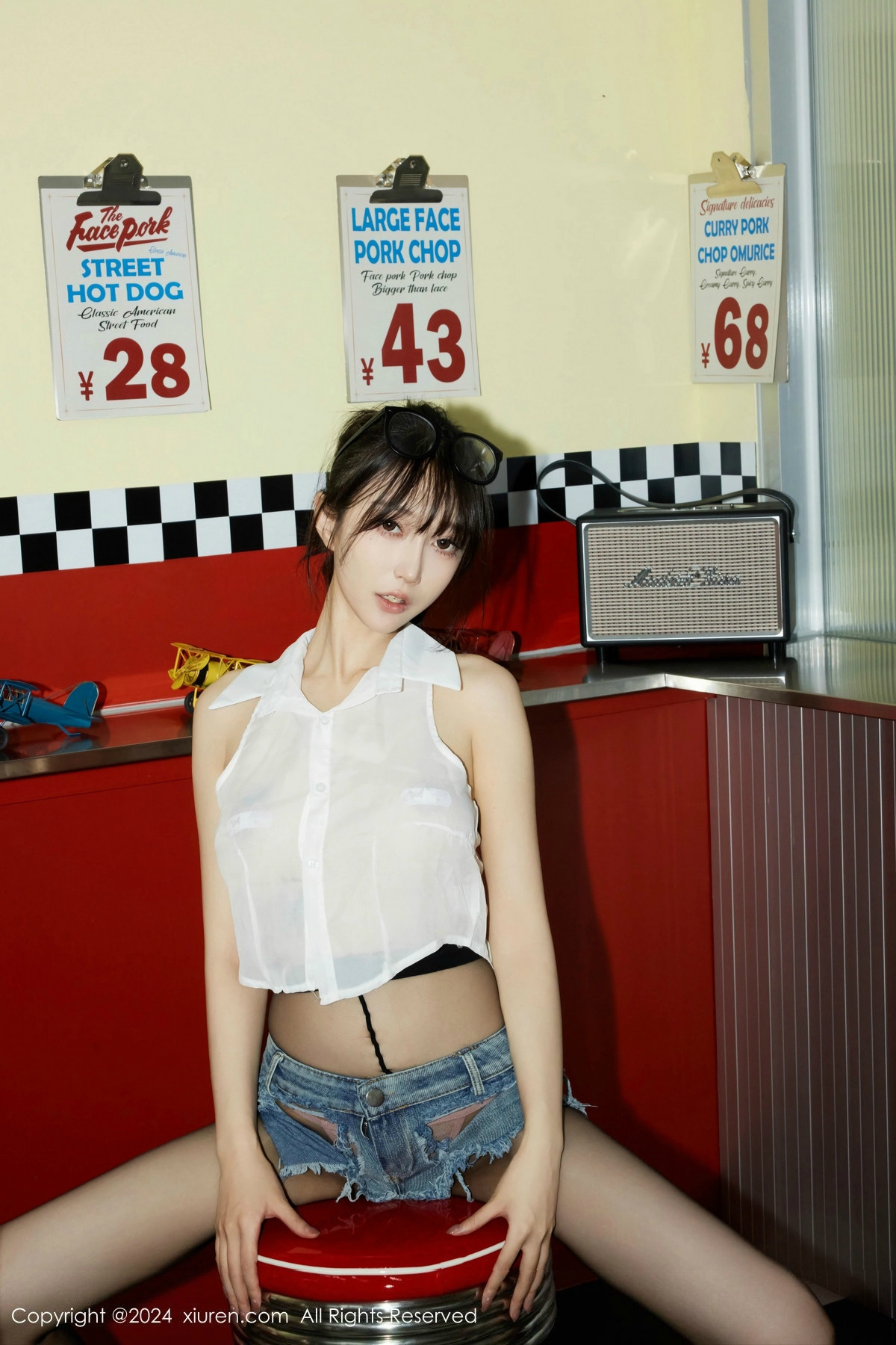 [XiuRen]高清写真图 2024.07.05 No.8811 玥儿玥er 黑丝美腿